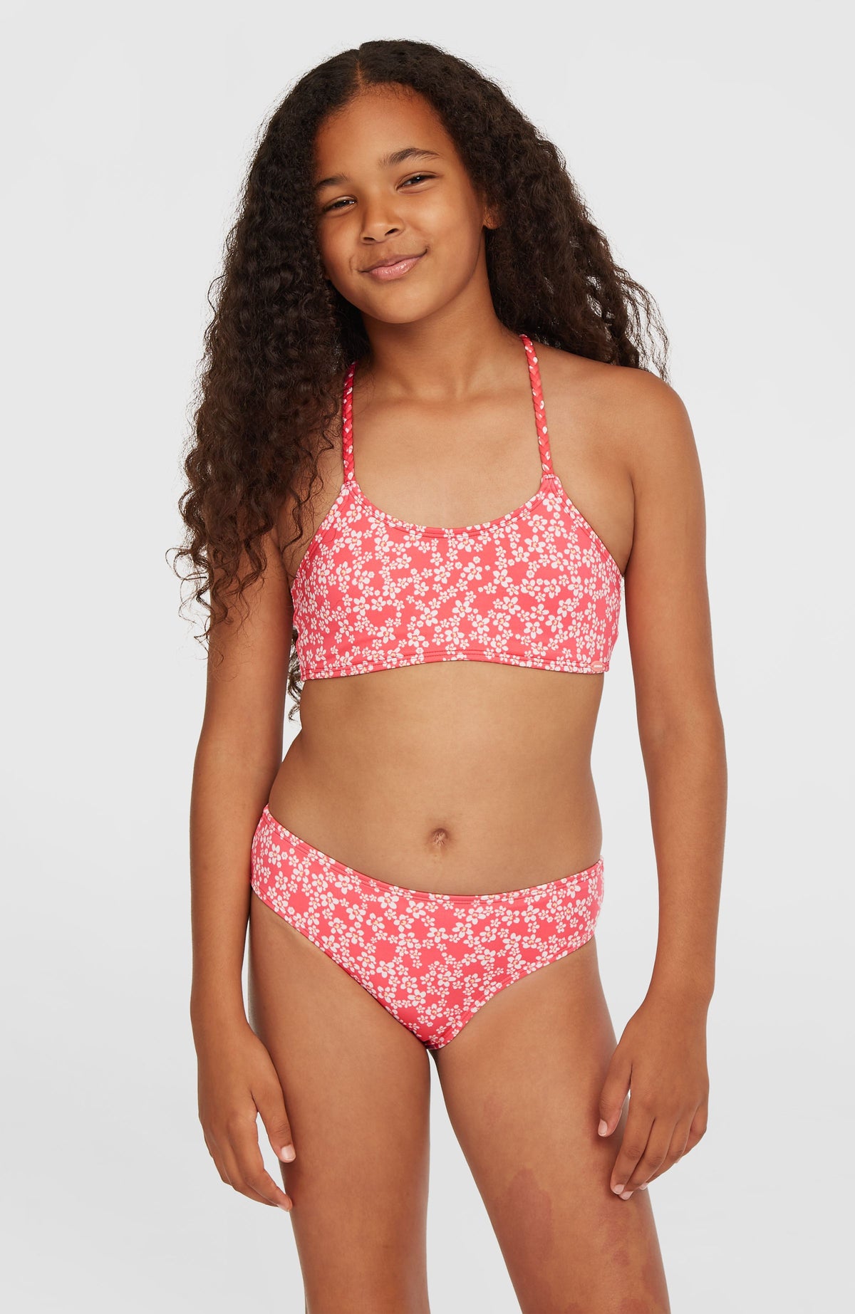 O'Neill Tropics Bikini-Set für Mädchen, pink mit Blumenmuster in Weiß, Vorderansicht am Model