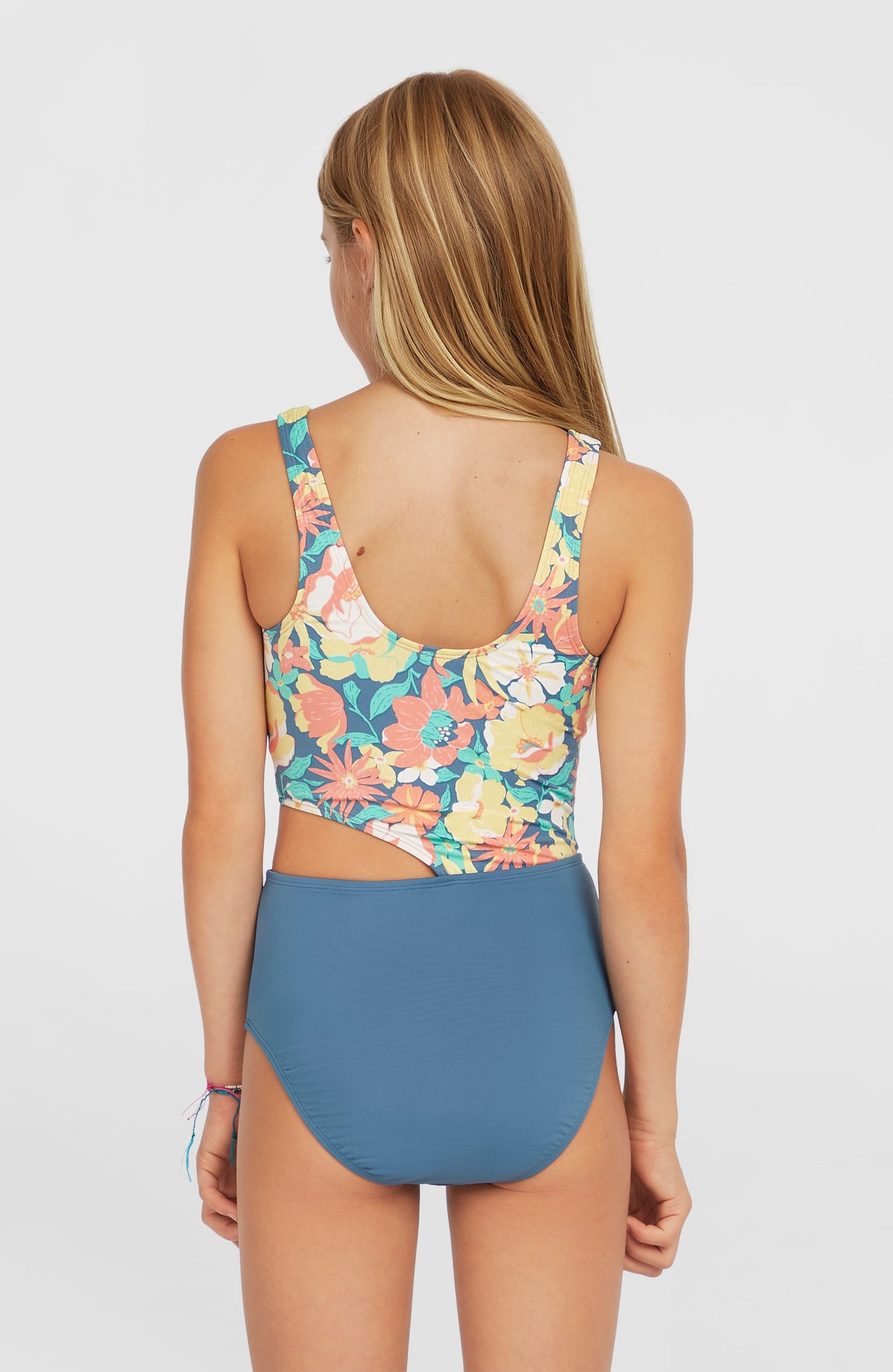 Cali Holiday Badeanzug für Mädchen, blau mit Blumenmuster in Gelb und Rosa, Rückansicht am Model mit Cut-out