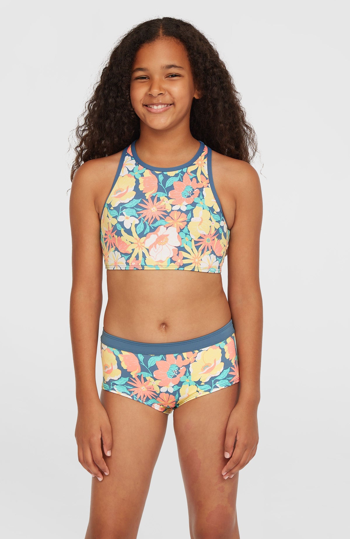 O'Neill Cali Holiday Bikini-Set für Mädchen, blau mit Blumenmuster in Gelb und Rosa, Vorderansicht am Model