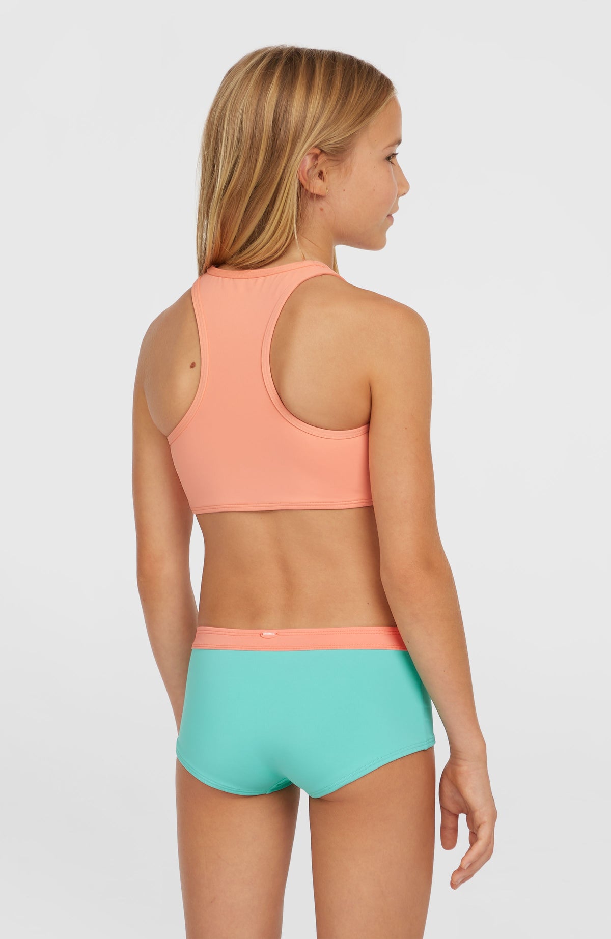 Cali Holiday Bikini-Set für Mädchen, pink, am Model von hinten, Racerback-Träger am Oberteil