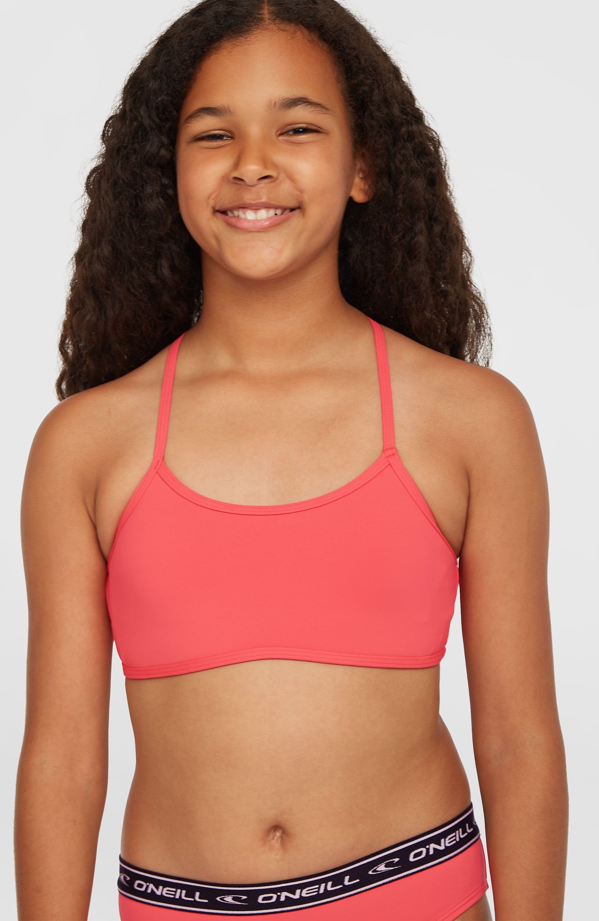 Sportclub Bikini-Set für Mädchen, pink, Vorderansicht, Nahaufnahme des Bralette-Oberteils getragen am Model