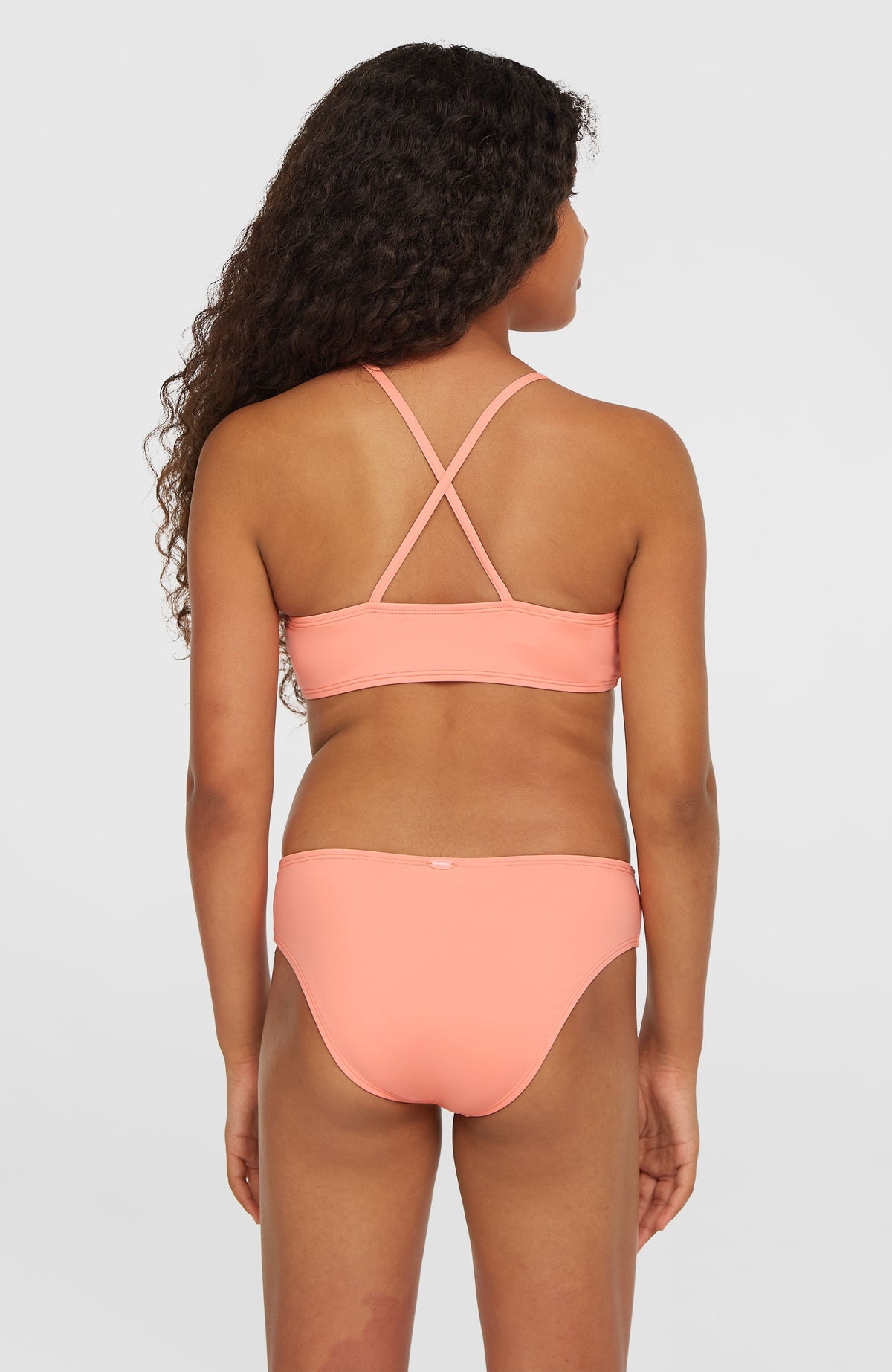 Essentials Bralette-Bikini-Set für Mädchen, pink, Rückansicht des Zweiteilers am Model mit gekreuzten Trägern