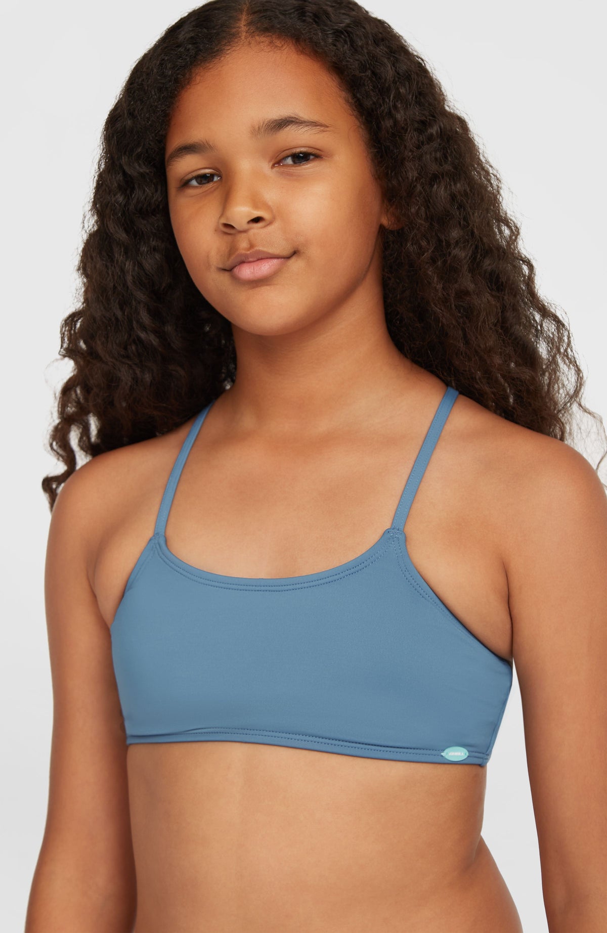 Essentials Bralette-Bikini-Set für Mädchen, blau, Nahaufnahme des Bralette-Oberteils am Model