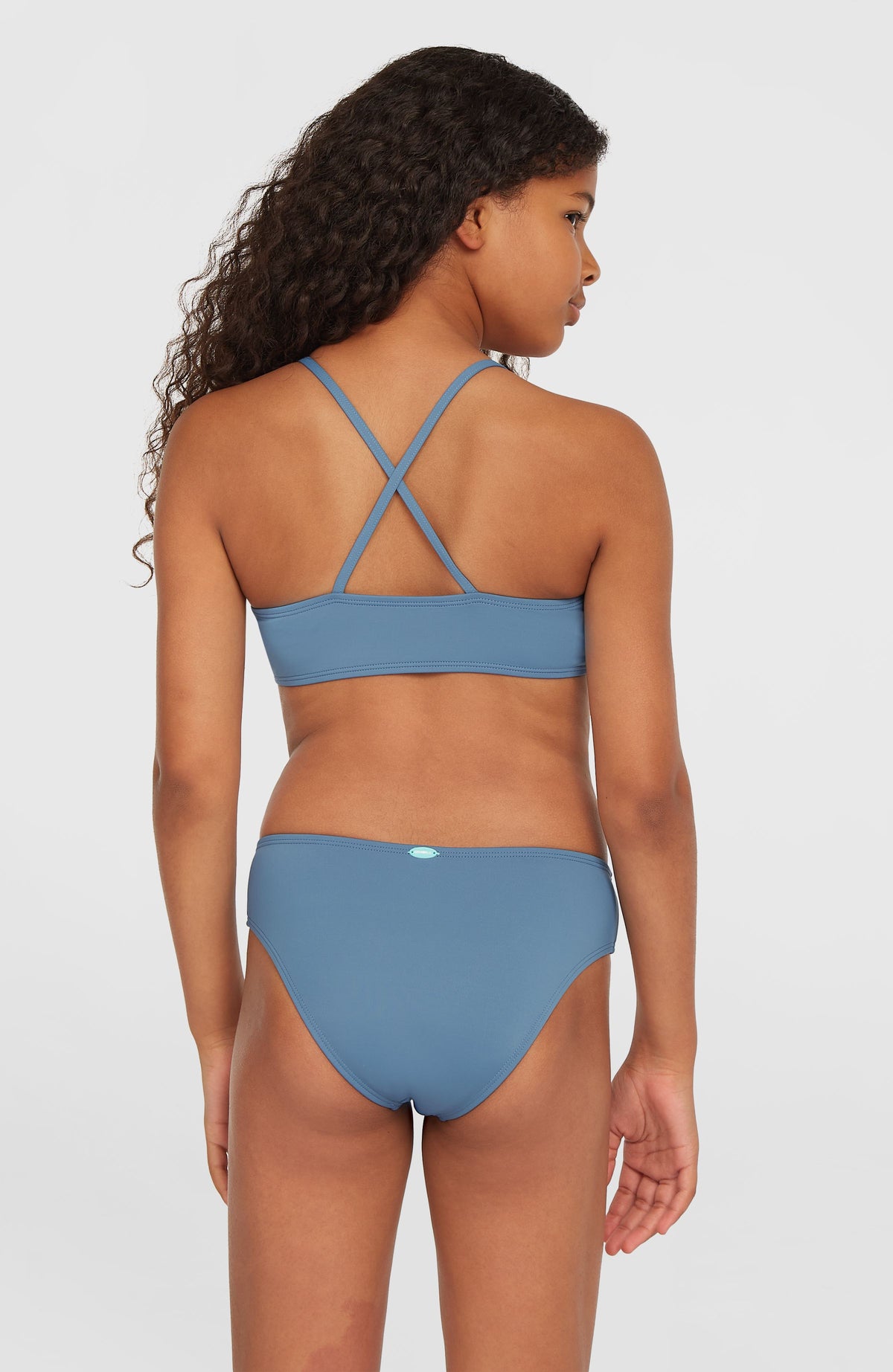 Essentials Bralette-Bikini-Set für Mädchen, blau, Rückansicht am Model mit gekreuzten Trägern