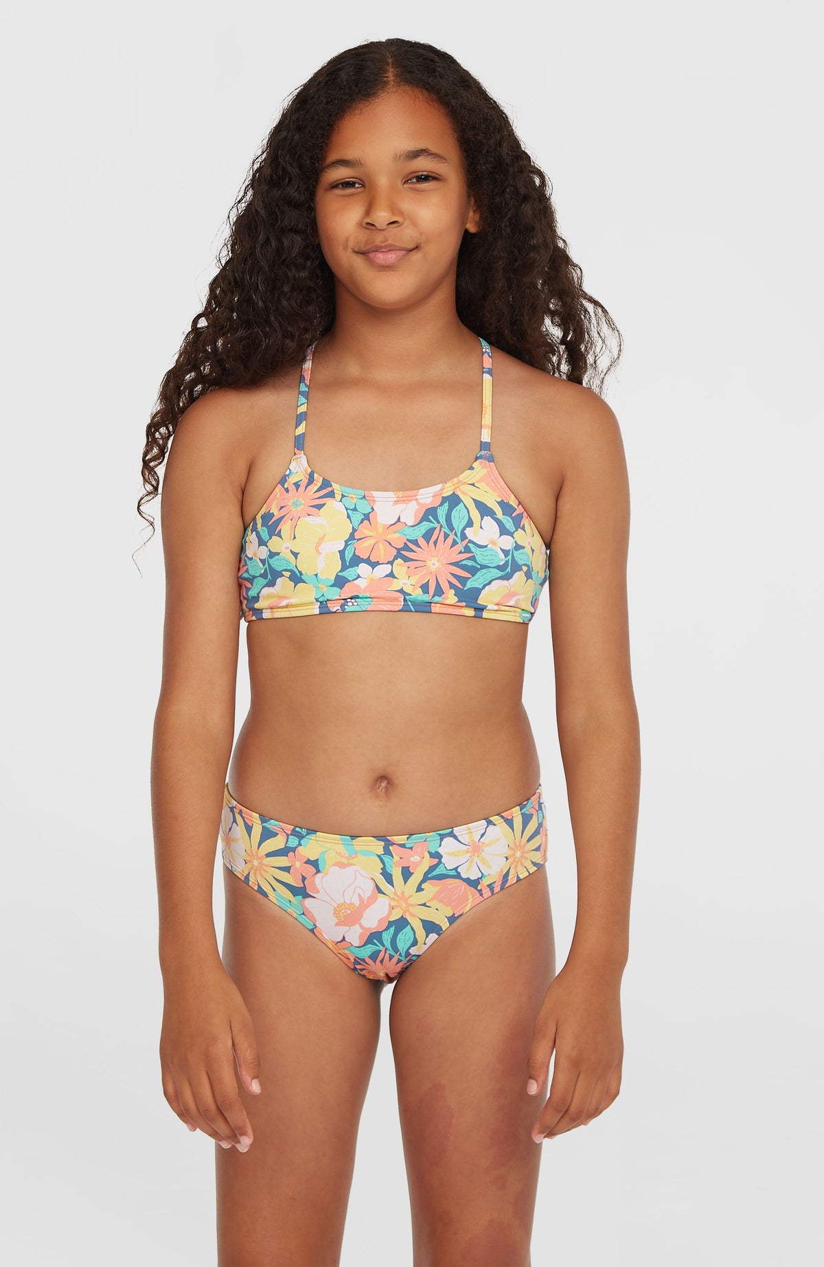 O'Neill Essentials Bralette-Bikini-Set für Mädchen, blau mit Blumenmuster in Gelb und Rosa, Vorderansicht am Model