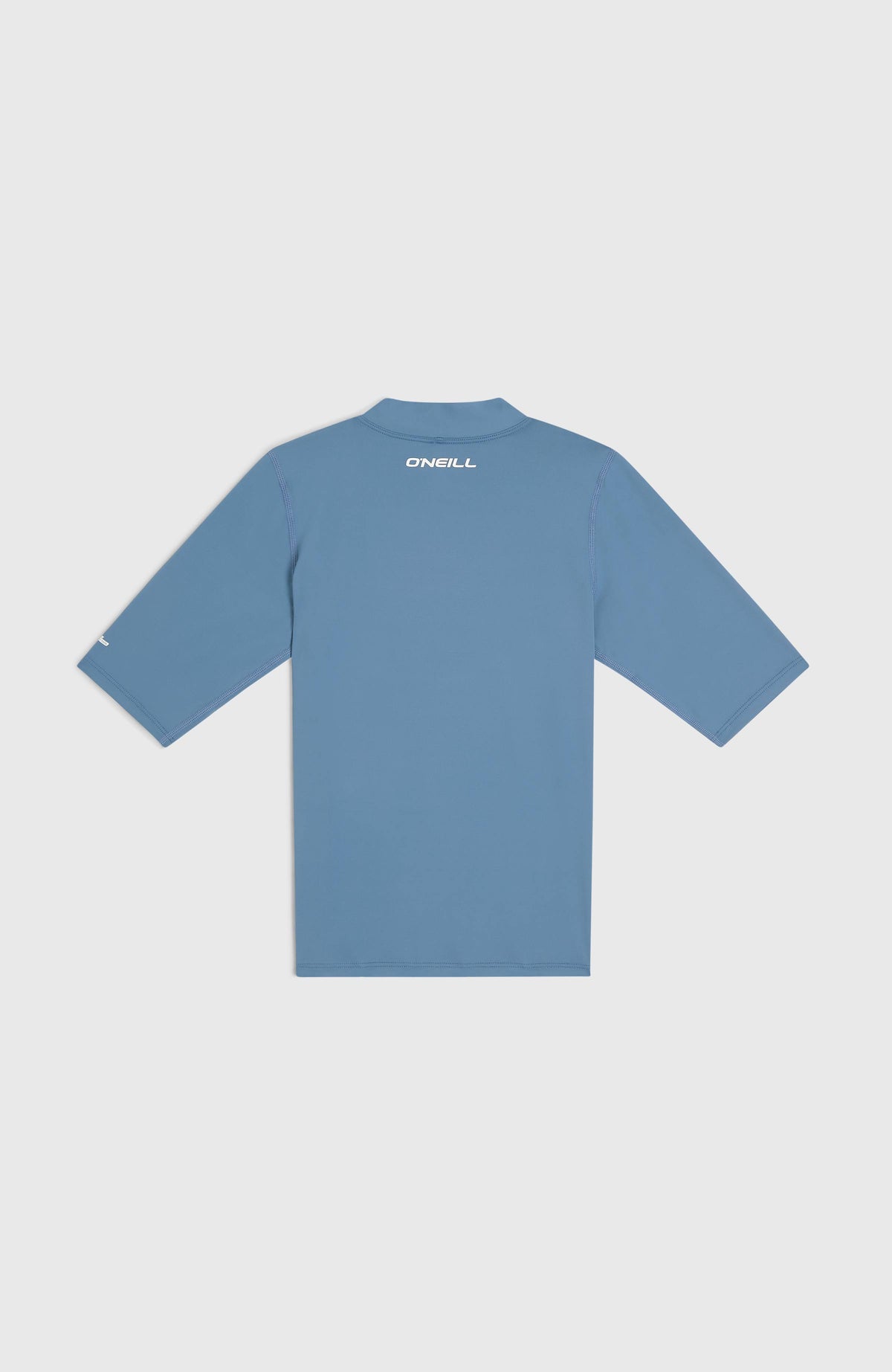 Essentials Shortsleeve-Schwimmshirt für Mädchen, blau, flach liegend von hinten mit Logo-Print am Kragen