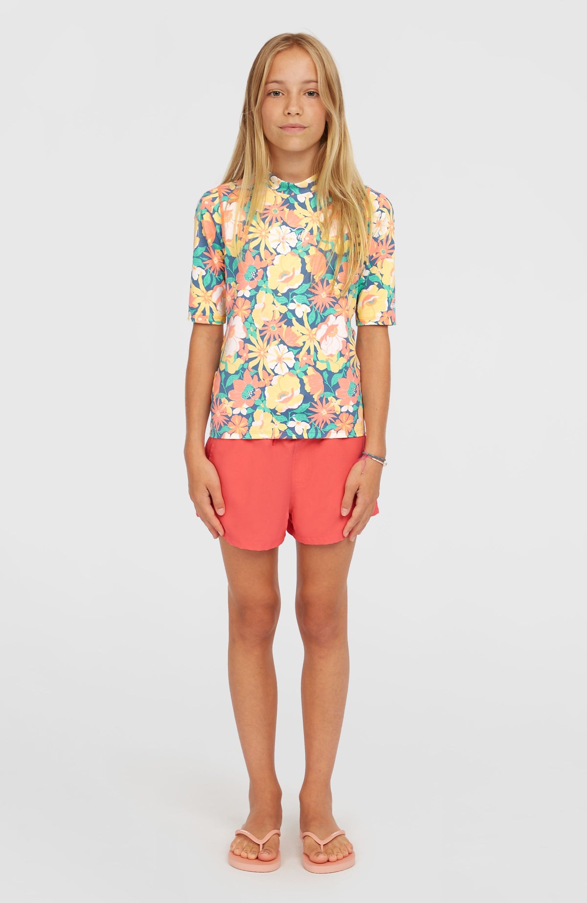 Essentials 11'' Badeshorts für Mädchen, pink, Vorderansicht in ganzer Länge getragen am Model