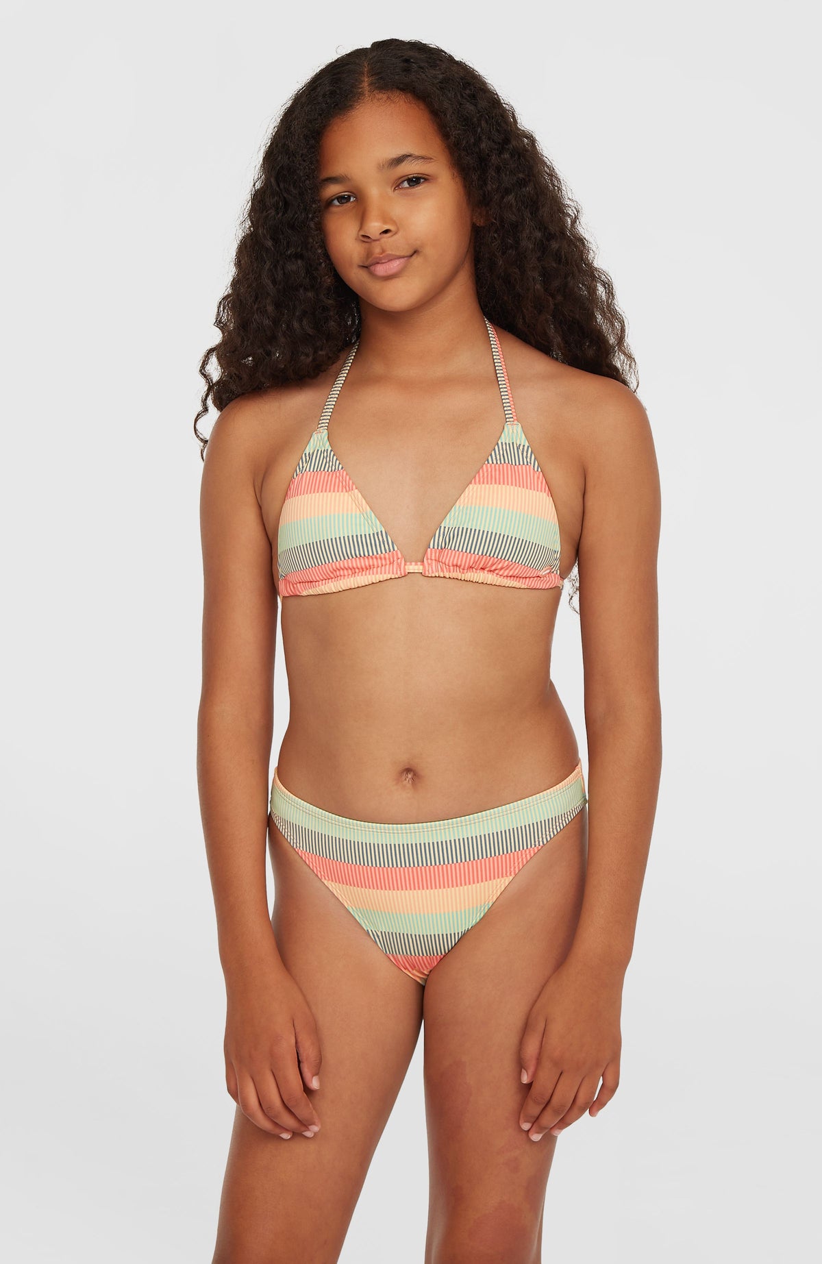 O'Neill Essentials Triangel-Bikini-Set für Mädchen, grün mit Streifenmuster in Orange und Türkis, getragen am Model