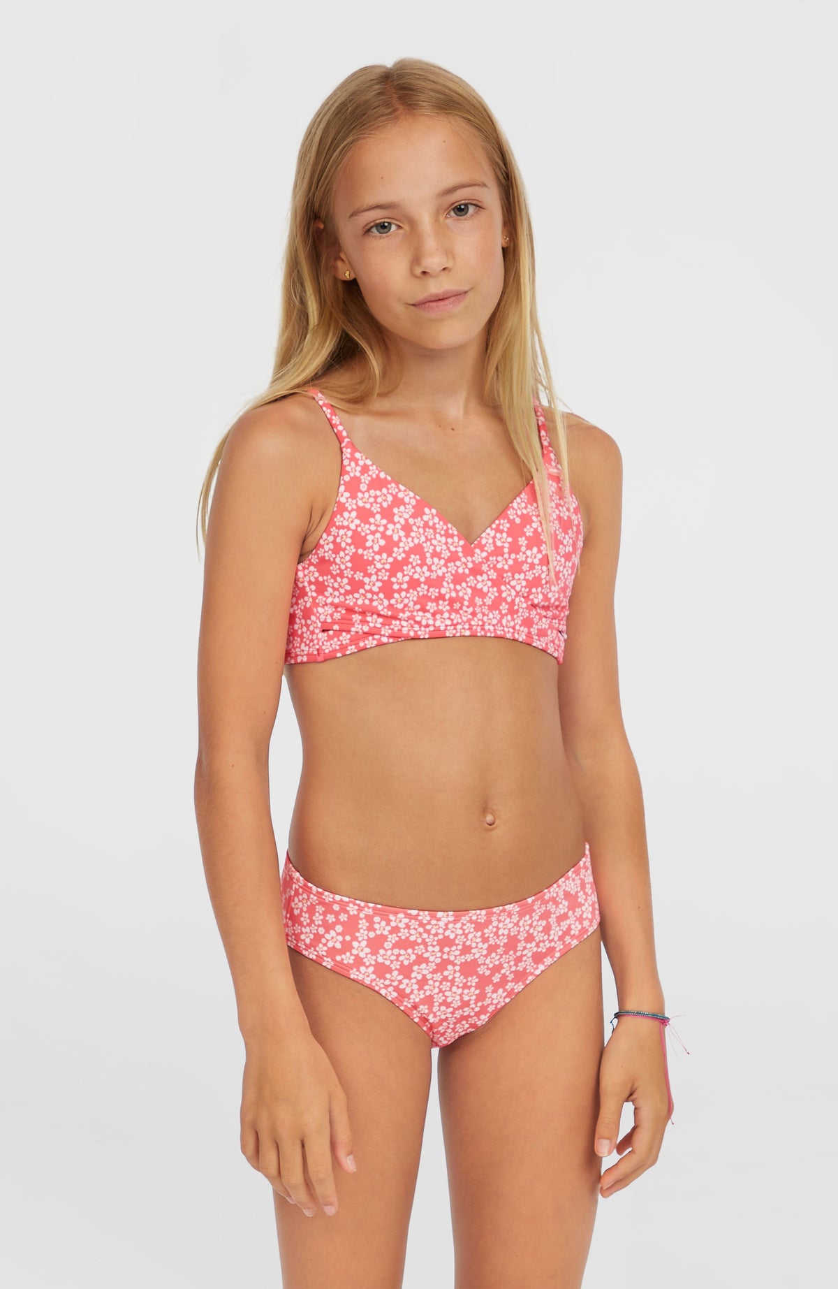 O'Neill Bralette-Bikini-Set für Mädchen, pink mit Blumenmuster in Weiß, Vorderansicht am Model