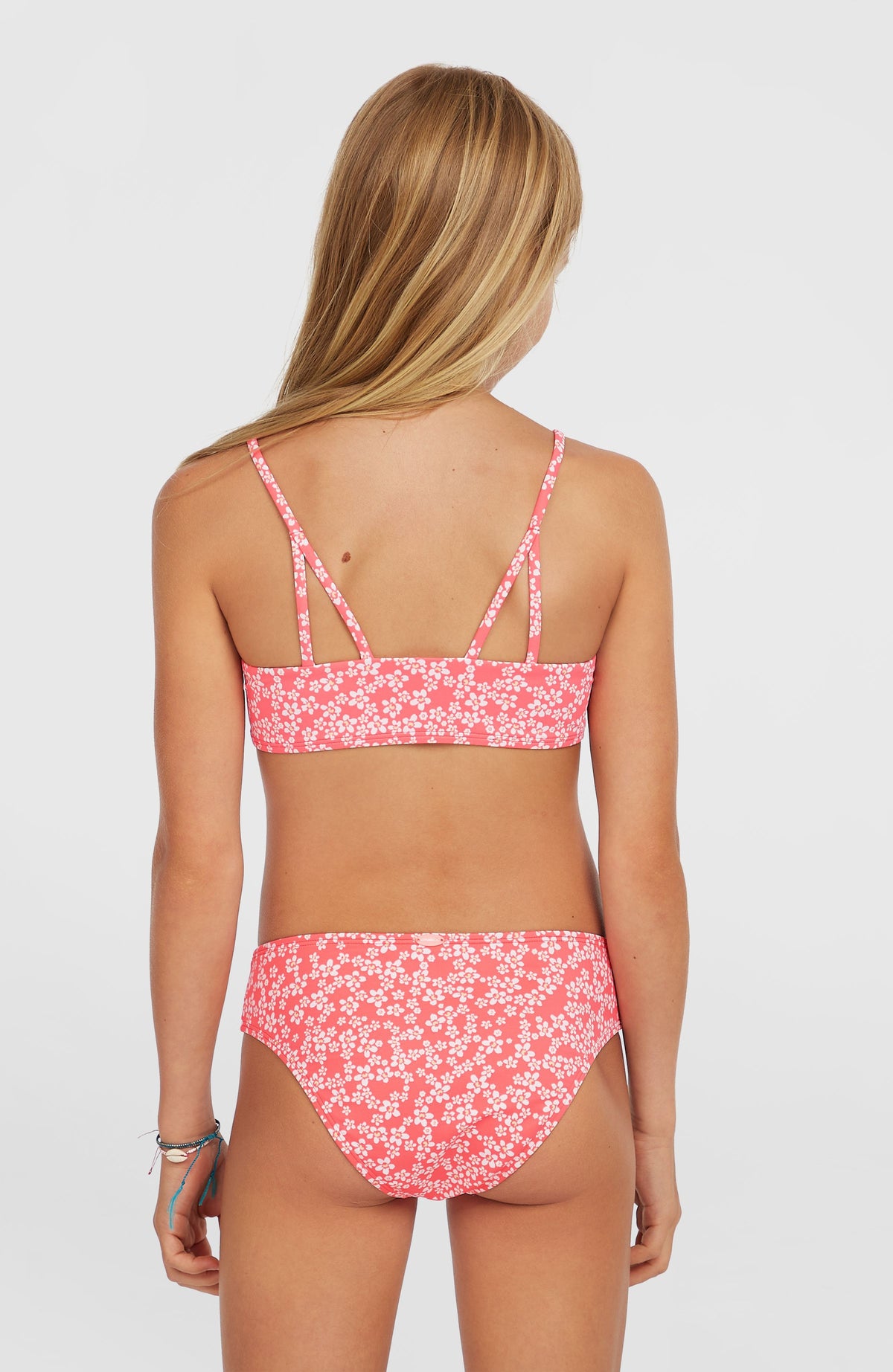 Bralette-Bikini-Set für Mädchen, pink mit Blumenmuster in Weiß, Rückansicht am Model