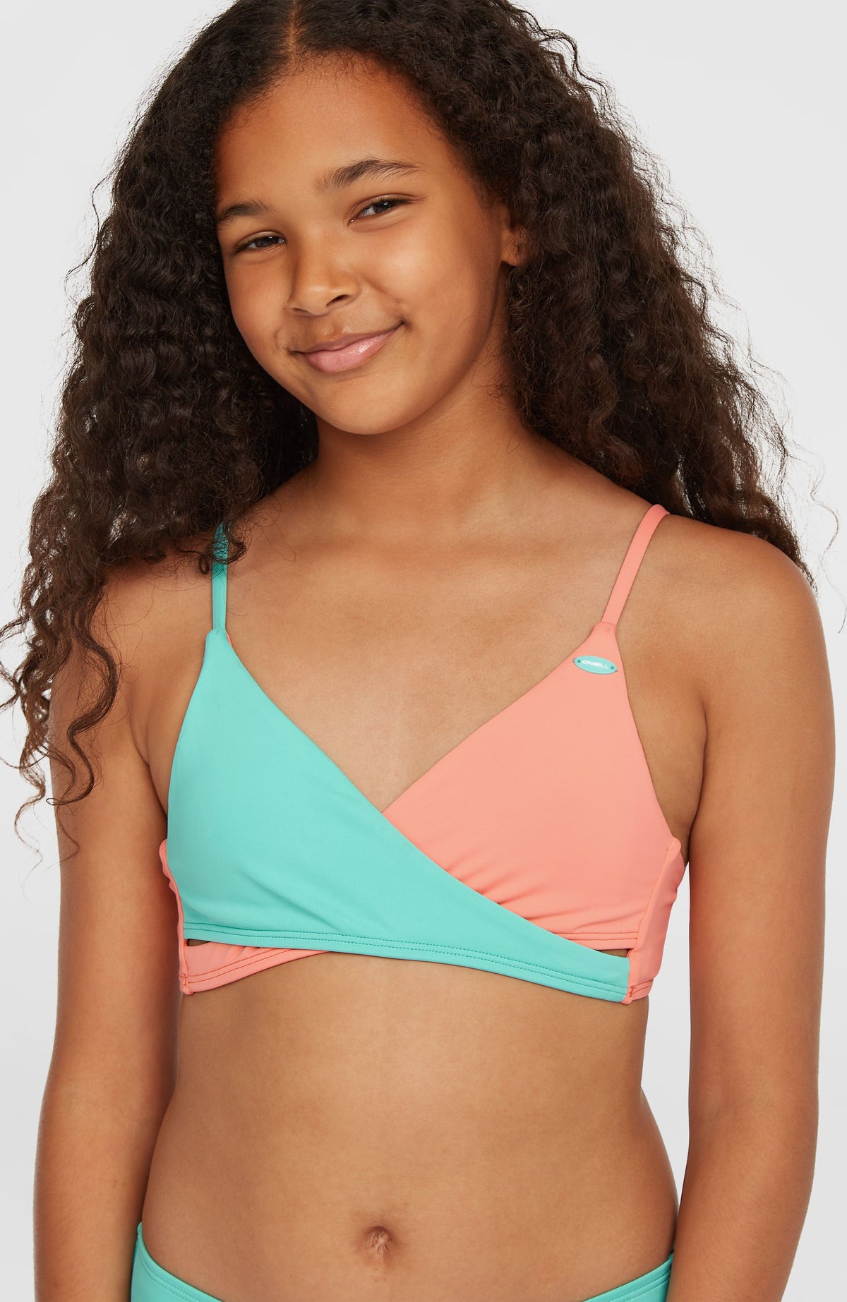 Bralette-Bikini-Set für Mädchen, blau, Nahaufnahme des Bikinioberteils am Model