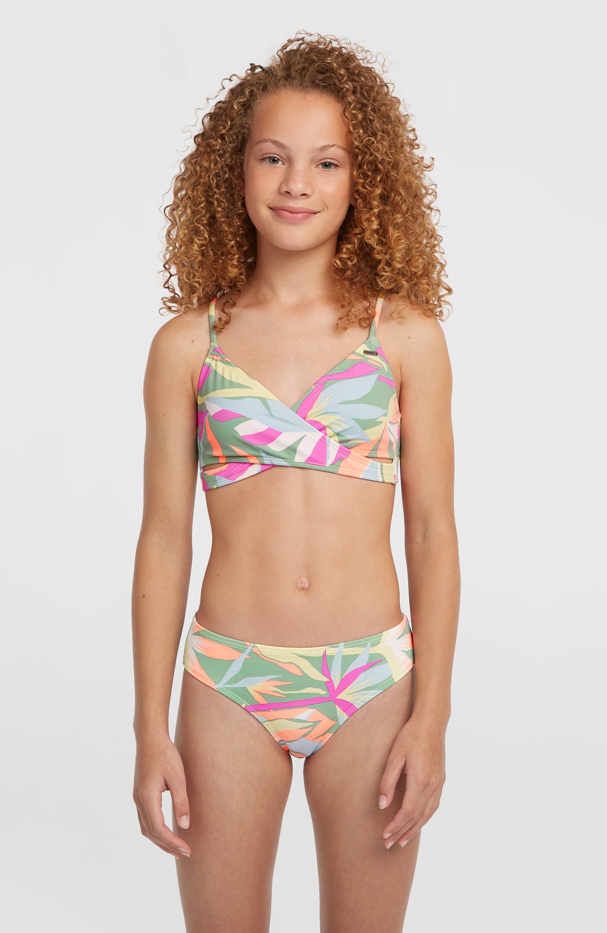 O'Neill Essentials Baay Bikini-Set für Mädchen, grün mit Tropenmuster in Pink und Orange, Vorderansicht am Model