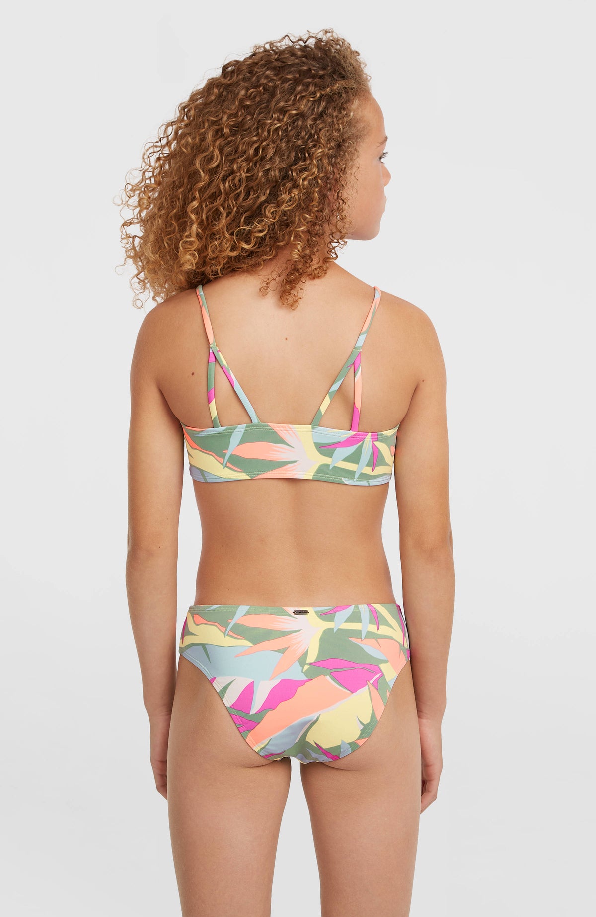 Essentials Baay Bikini-Set für Mädchen, grün mit Tropenmuster in Pink und Orange, Rückansicht am Model mit doppelten Trägern