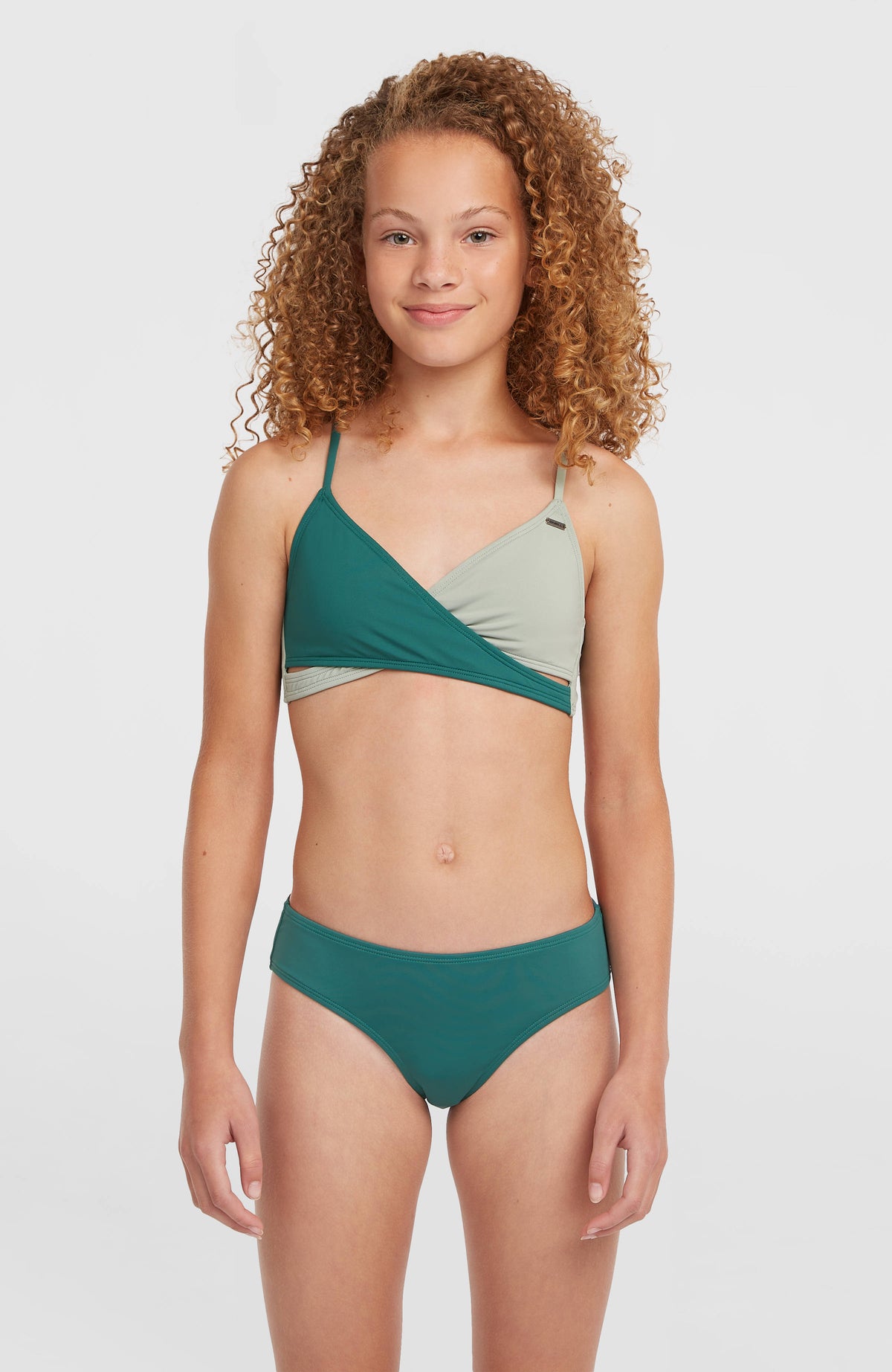 O'Neill Essentials Baay Bikini-Set für Mädchen, grün, Vorderansicht am Model mit Bralette-Top und Hose
