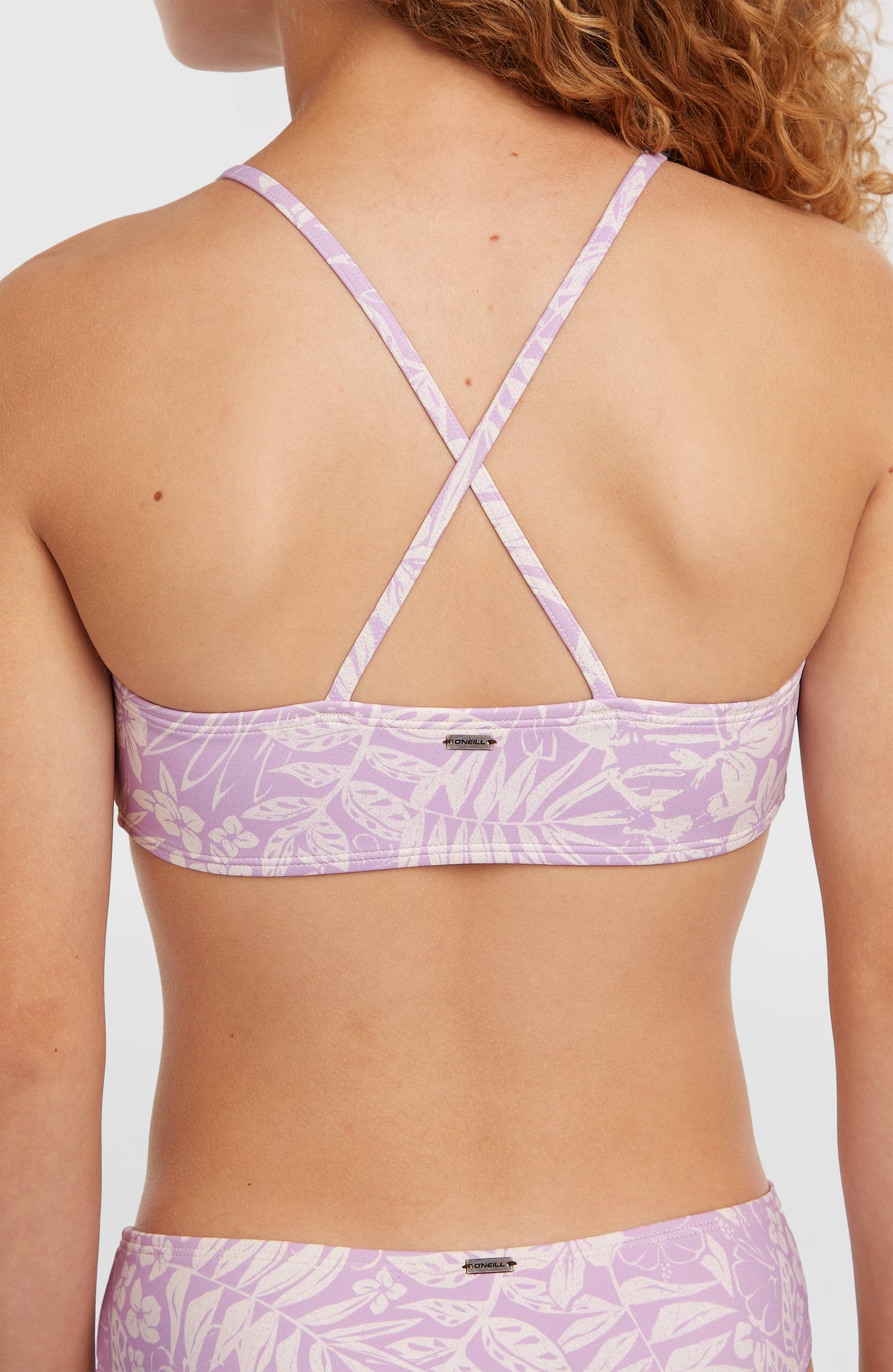 Essentials Bralette-Bikini-Set, lila mit Blumenmuster in Weiß, Nahaufnahme der Rückseite mit gekreuzten Trägern