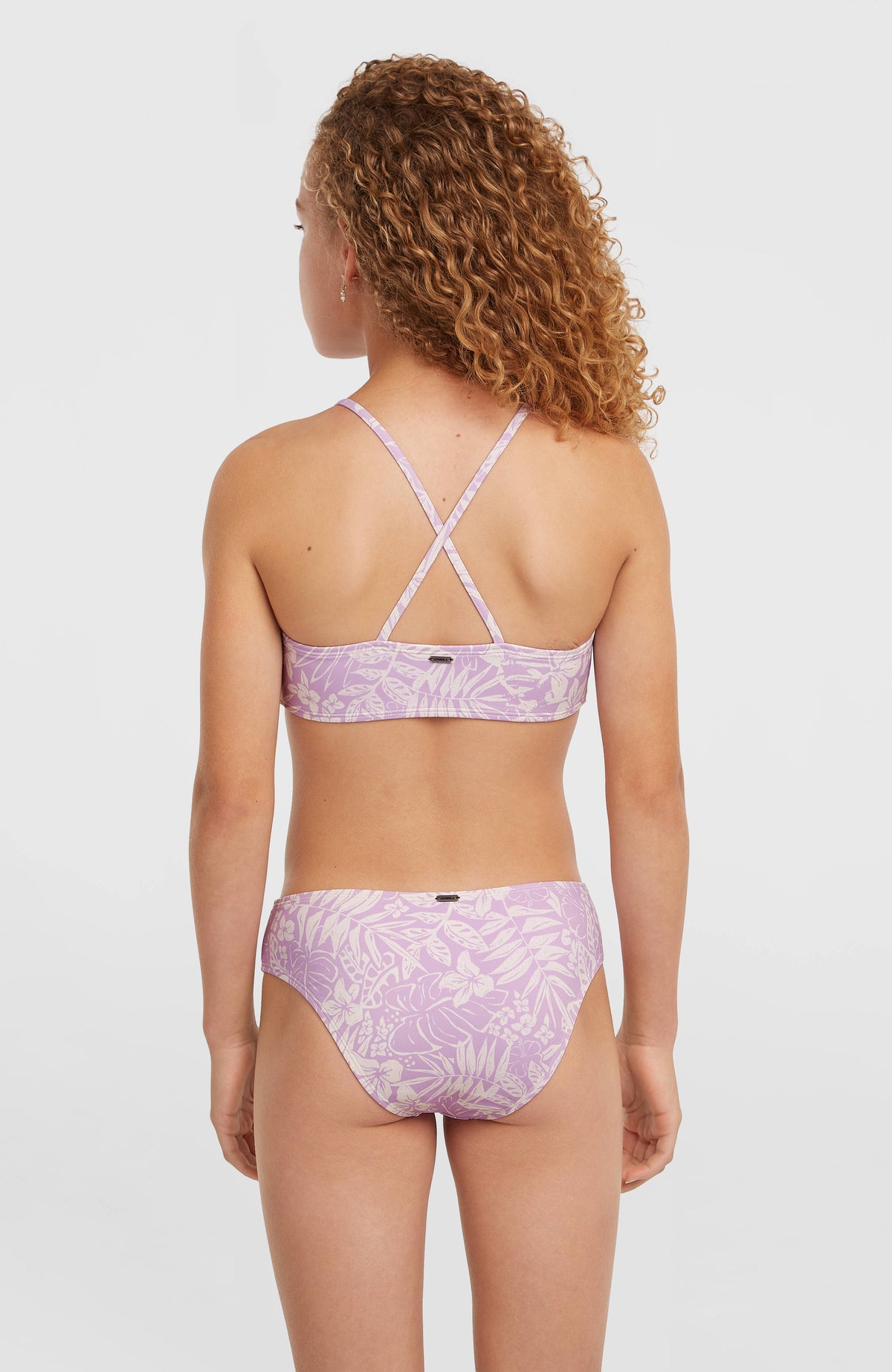 Essentials Bralette-Bikini-Set für Mädchen, lila mit Blumenmuster in Weiß, Rückansicht getragen am Model