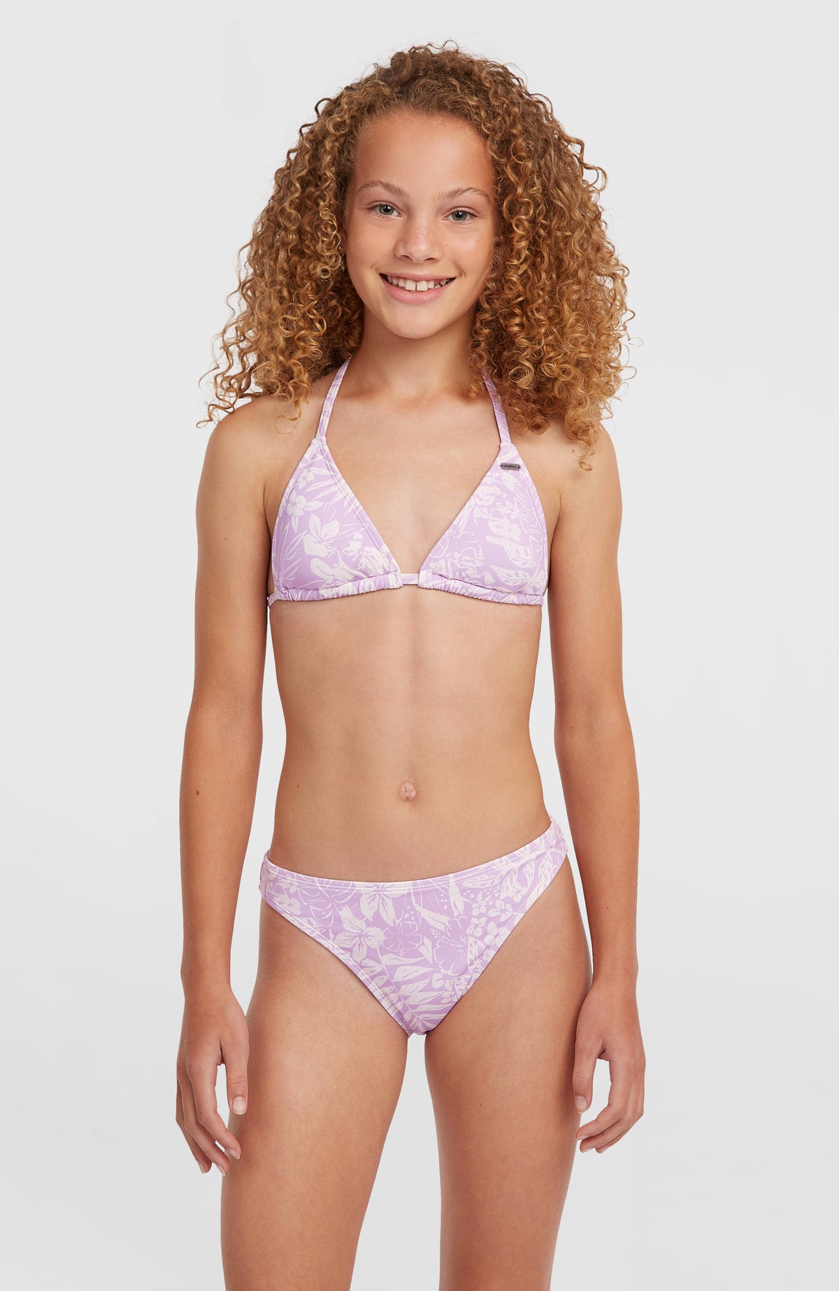 O'Neill Essentials Triangel-Bikini-Set für Mädchen, lila mit Blumenmuster in Weiß, Vorderansicht am Model