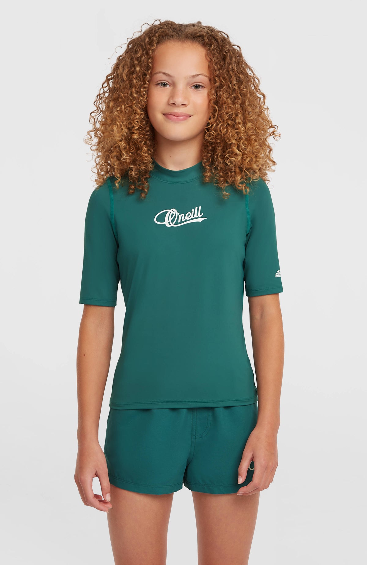 O'Neill Shortsleeve-UV-Shirt für Mädchen, grün mit Logo-Print in Weiß, Vorderansicht am Model