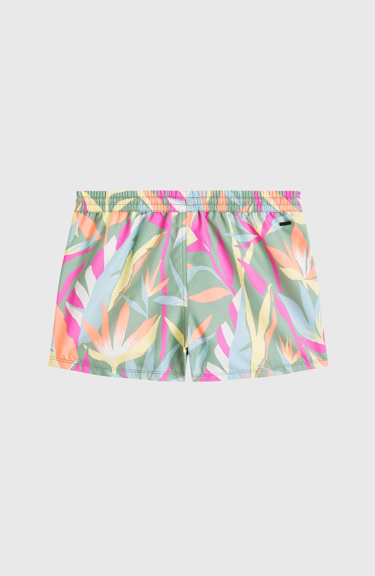 Essentials Badehose für Mädchen, grün mit Tropenmuster in Pink und Gelb, flach liegend von hinten mit Logo-Badge
