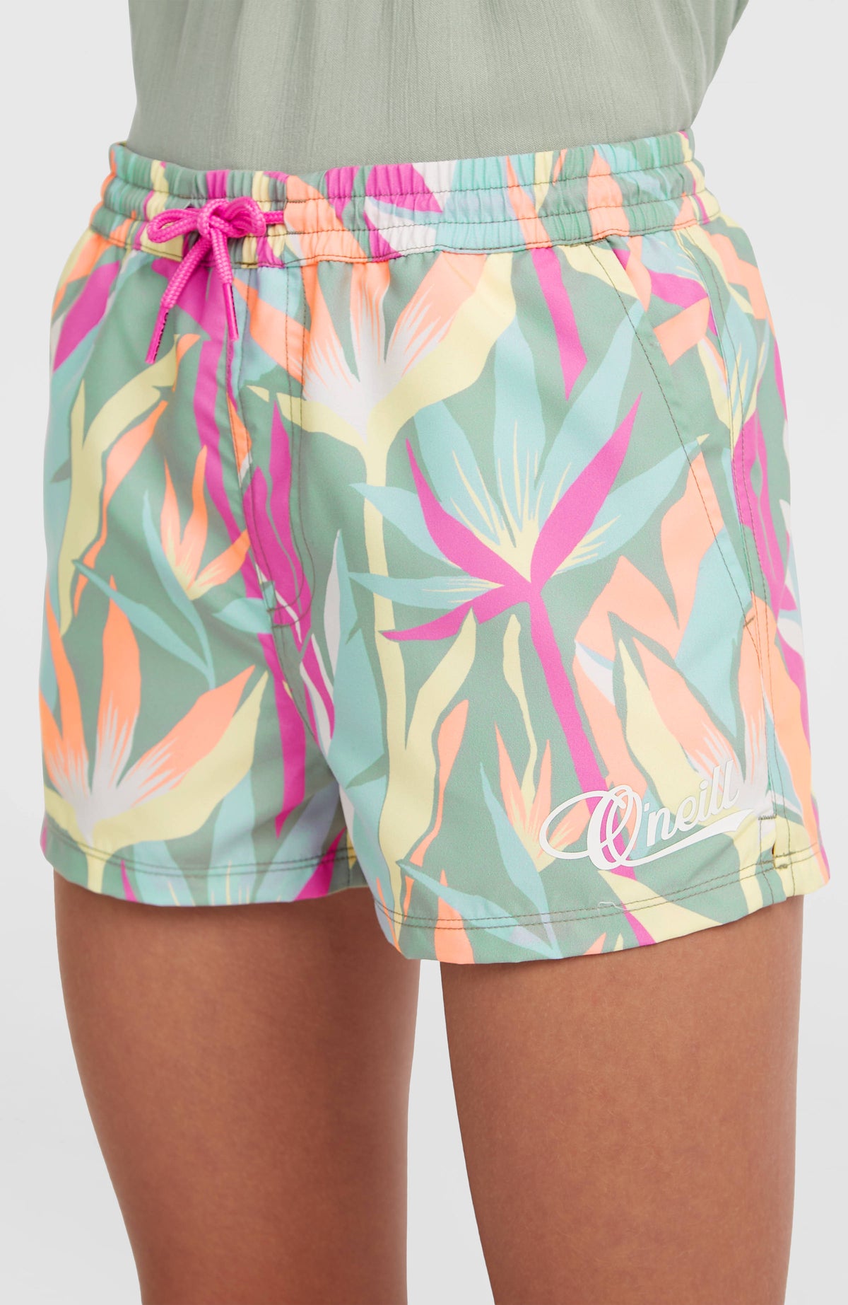 O'Neill Essentials Badehose für Mädchen, grün mit Tropenmuster in Pink und Gelb, Vorderansicht am Model