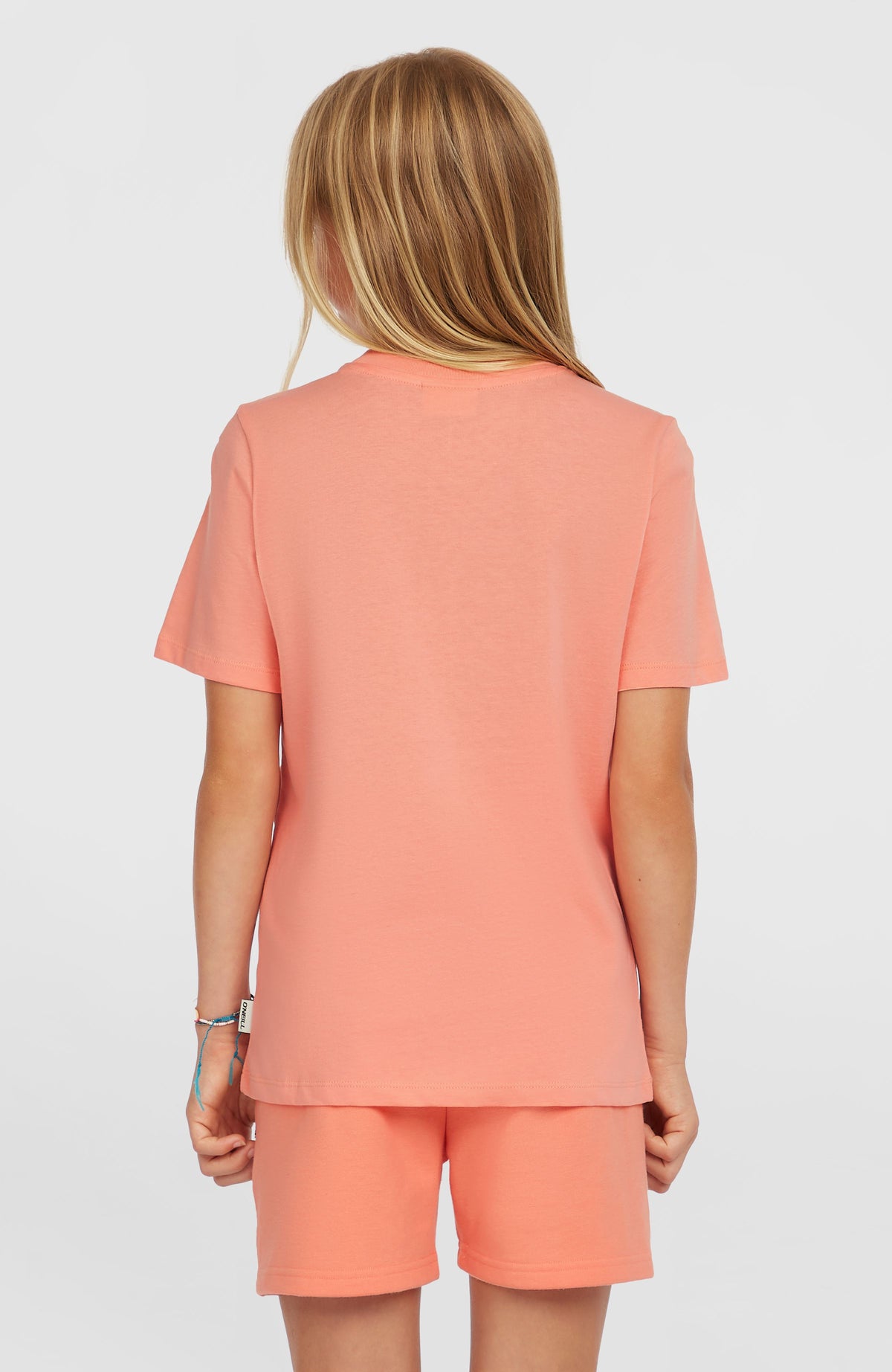 Front Graphic T-Shirt für Mädchen, pink, einfarbige Rückansicht mit klassischem Rundhalsausschnitt am Model