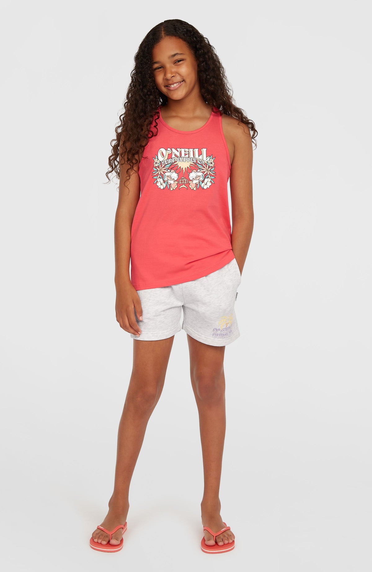 Summer Graphic Tanktop für Mädchen, pink mit Grafik-Print in Weiß und Türkis, Ganzkörperansicht am Model