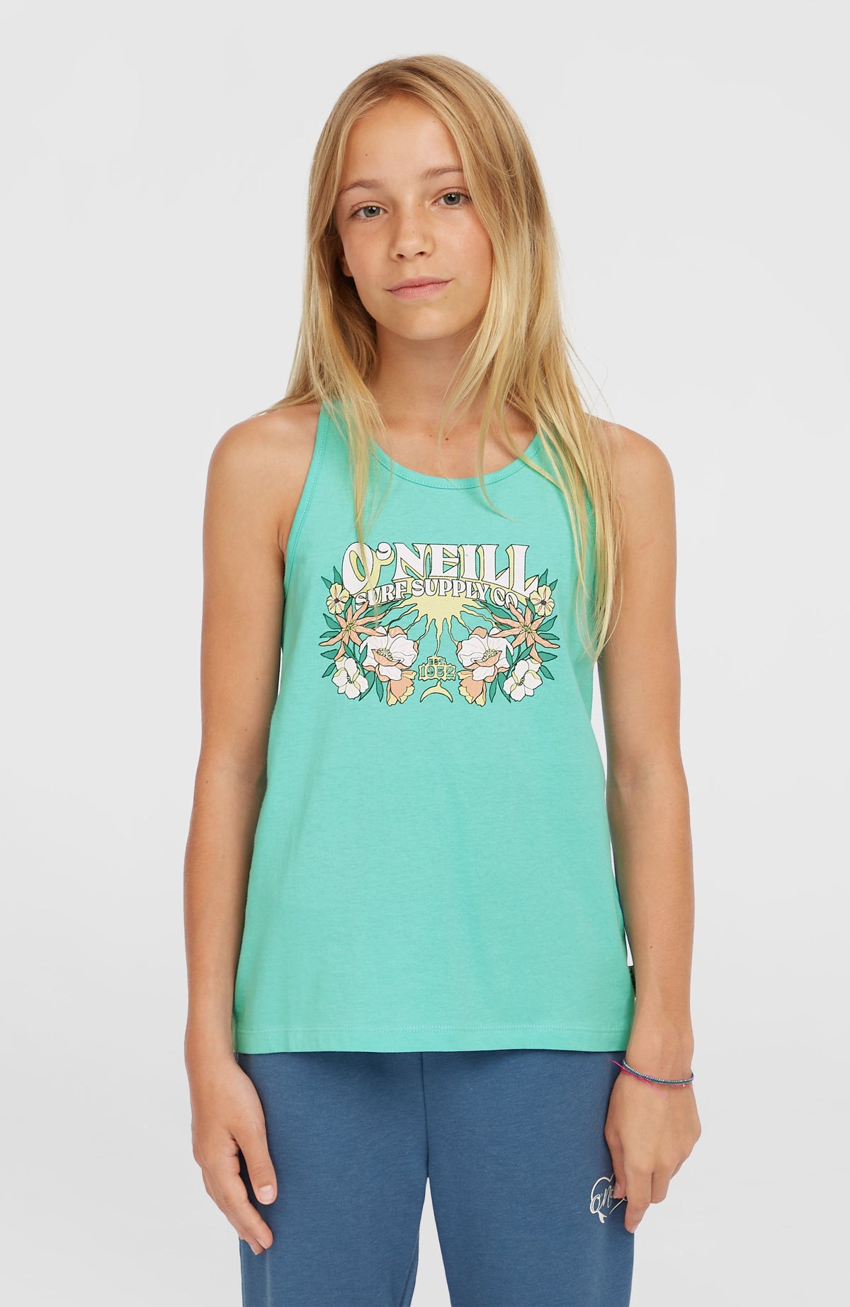 O'Neill Summer Graphic Tanktop für Mädchen, blau mit Grafikprint in Weiß und Gelb, Vorderansicht getragen am Model