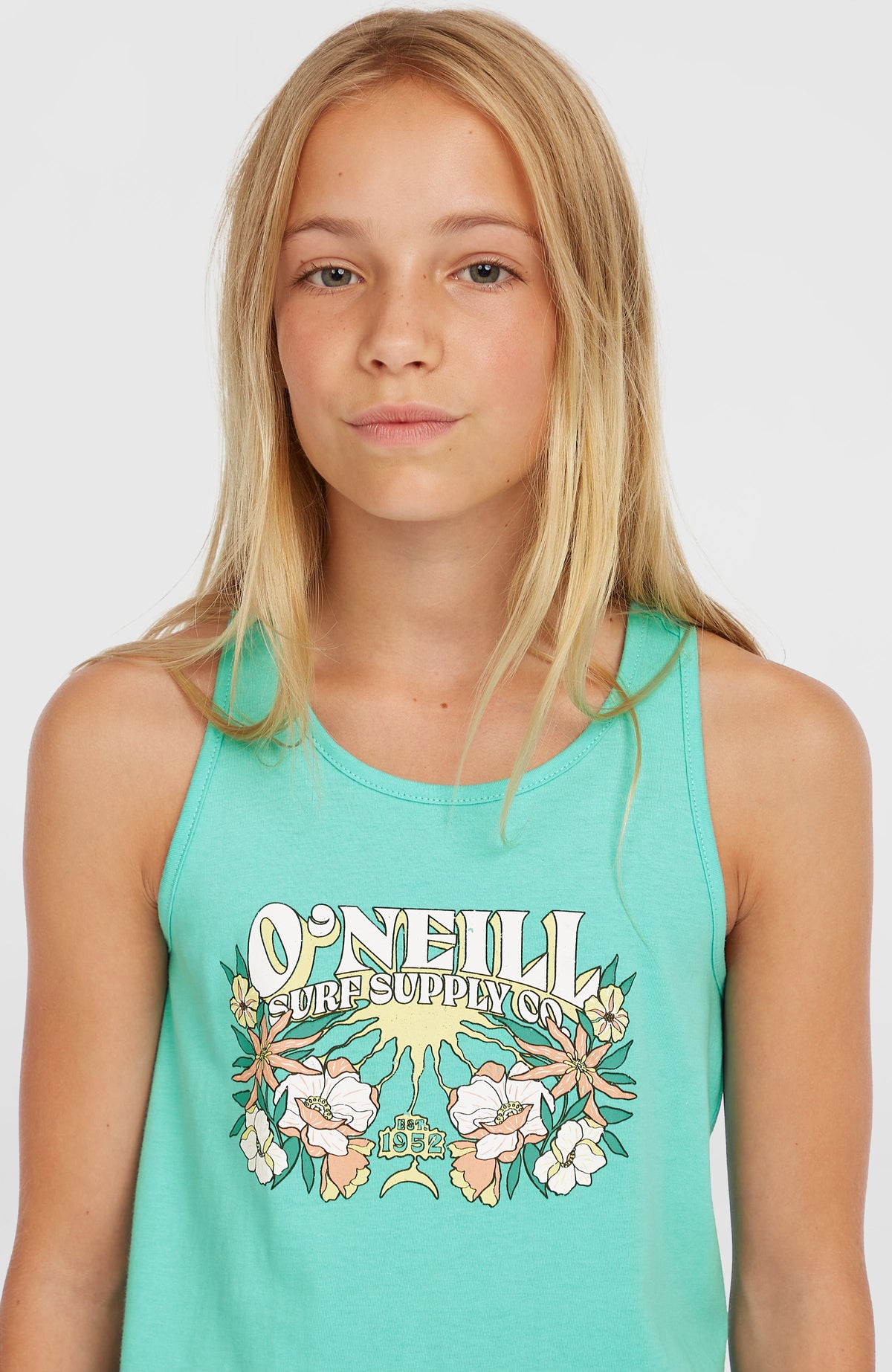 Nahaufnahme des Grafikprints in Weiß und Gelb auf dem blauen Summer Graphic Tanktop für Mädchen am Model