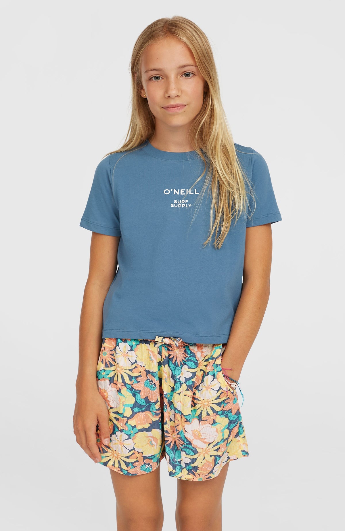 O'Neill Short Graphic T-Shirt für Mädchen, blau mit Logo-Print in Weiß, Vorderansicht, getragen am Model