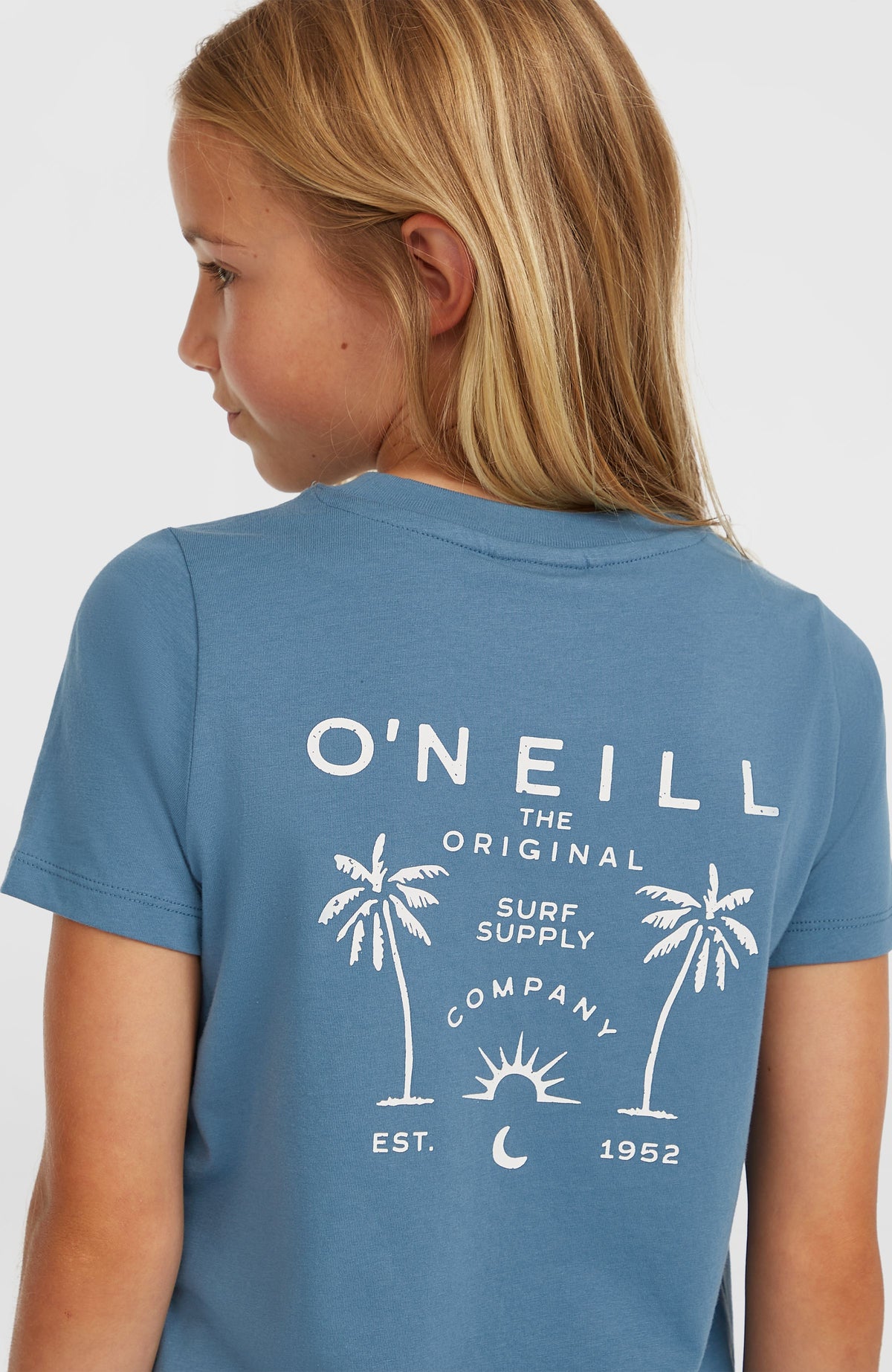 Short Graphic T-Shirt für Mädchen, blau mit Logo-Print in Weiß, Nahaufnahme der Rückseite, getragen am Model