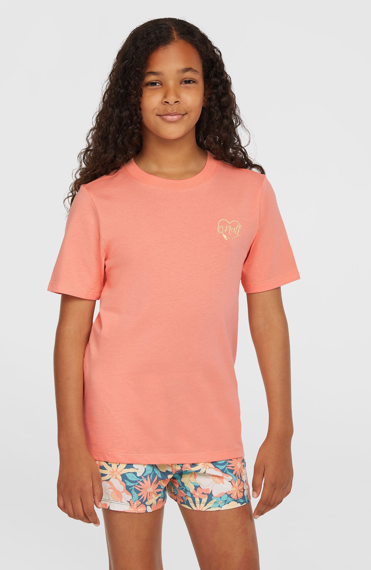 O'Neill Script T-Shirt für Mädchen, pink mit Logo-Print in Gelb, getragen am Model, Vorderansicht