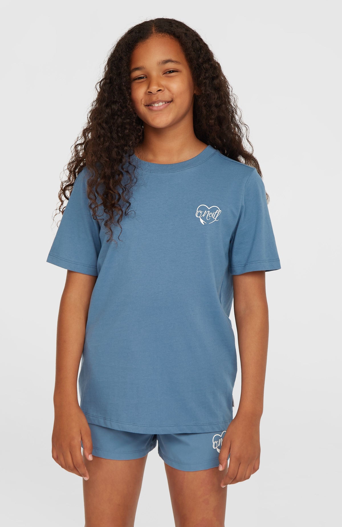 O'Neill Script T-Shirt für Mädchen, blau mit Logo-Print in Weiß, Vorderansicht, am Model