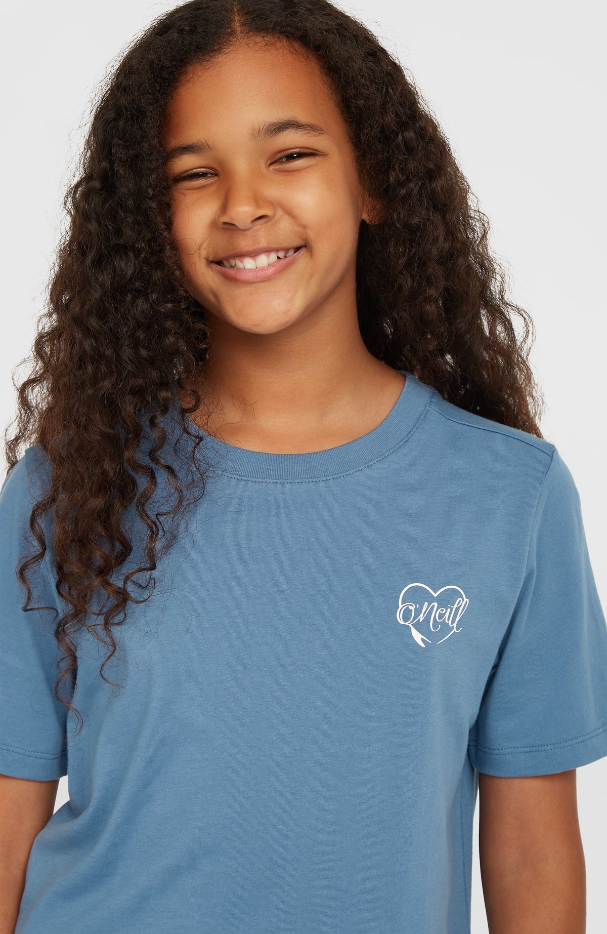 Script T-Shirt für Mädchen, blau, Nahaufnahme von Rundhalsausschnitt und Logo-Print am Model