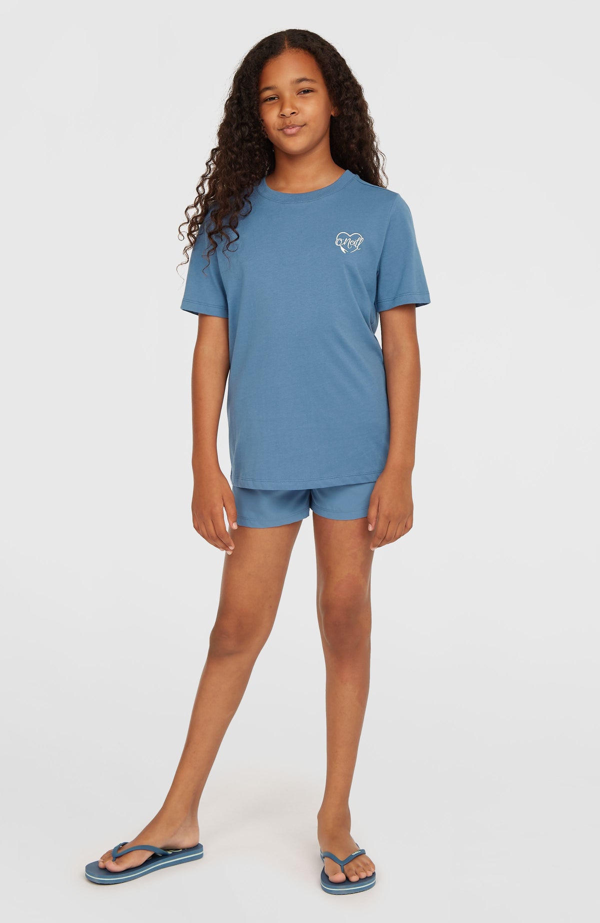 Script T-Shirt für Mädchen, blau mit Logo-Print in Weiß, Ganzkörperansicht am Model