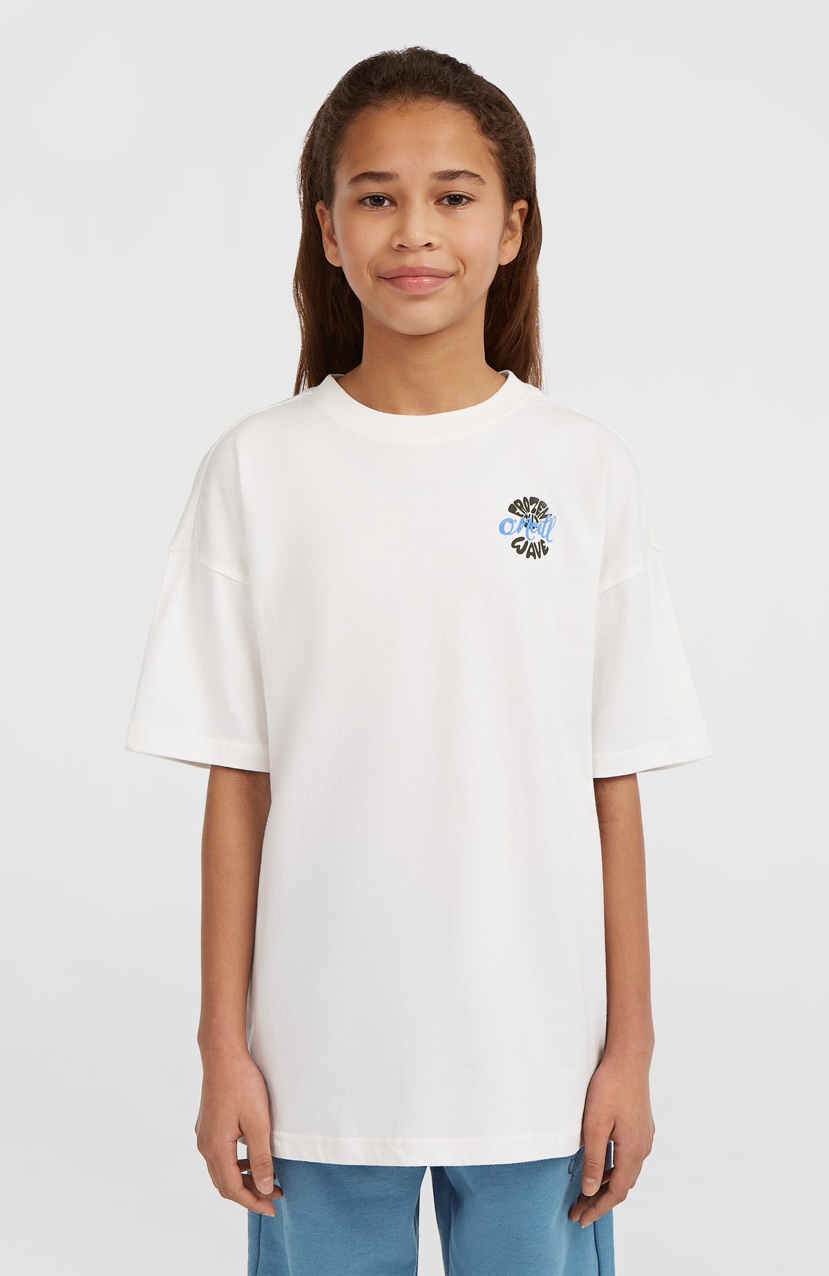 O'Neill Graphic T-Shirt für Mädchen, weiß mit Grafik-Print in Schwarz und Hellblau, Vorderansicht am Model