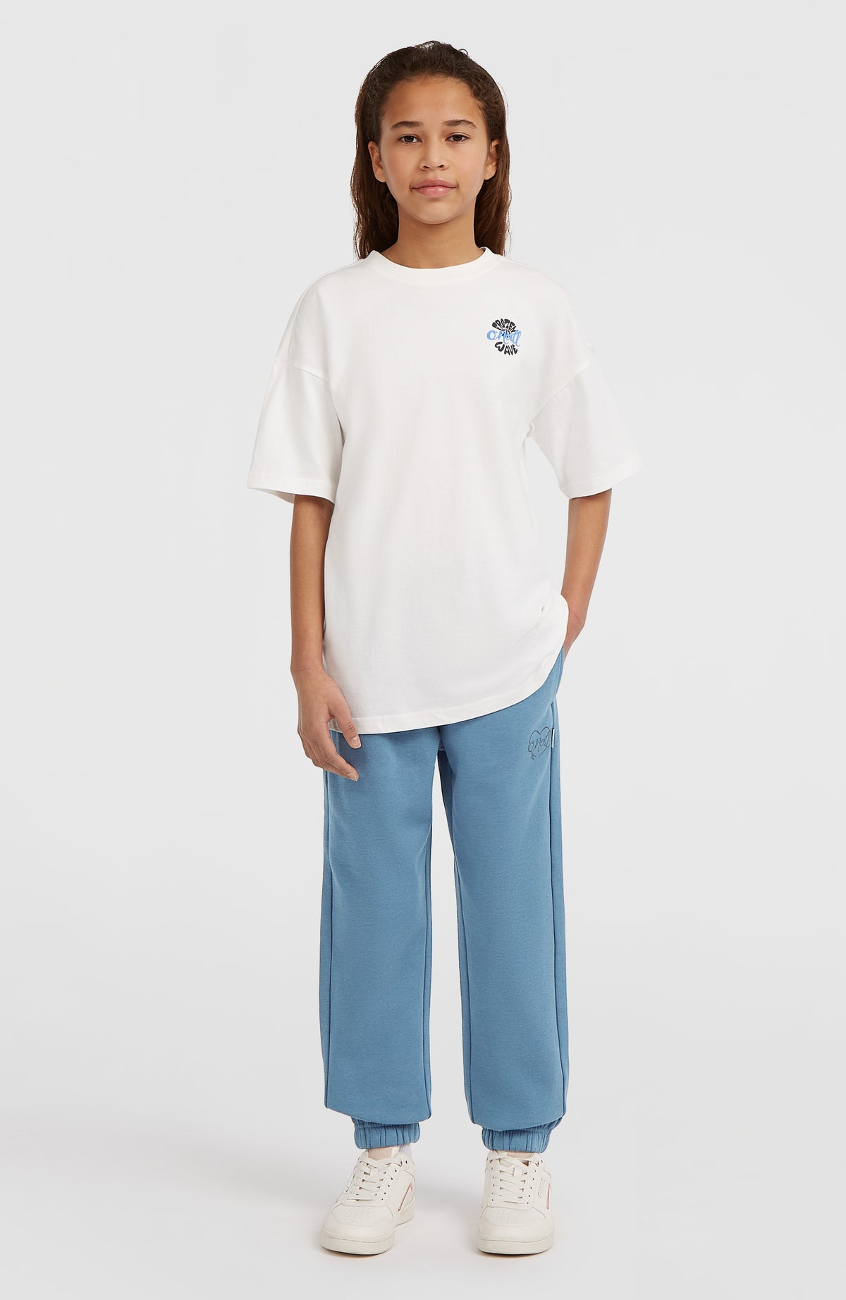 Graphic T-Shirt für Mädchen, weiß mit Grafik-Print in Schwarz und Hellblau, Ganzkörperansicht von vorne am Model