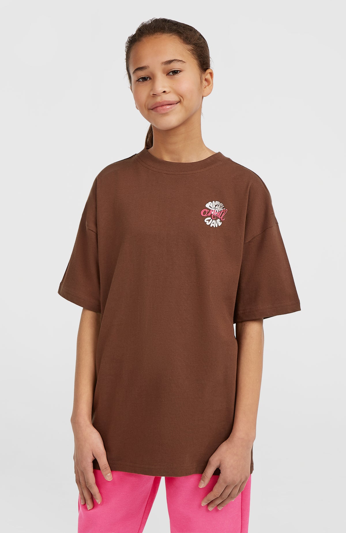 O'Neill Graphic T-Shirt für Mädchen, braun mit Logo-Print in Weiß und Pink, getragen am Model, Vorderansicht