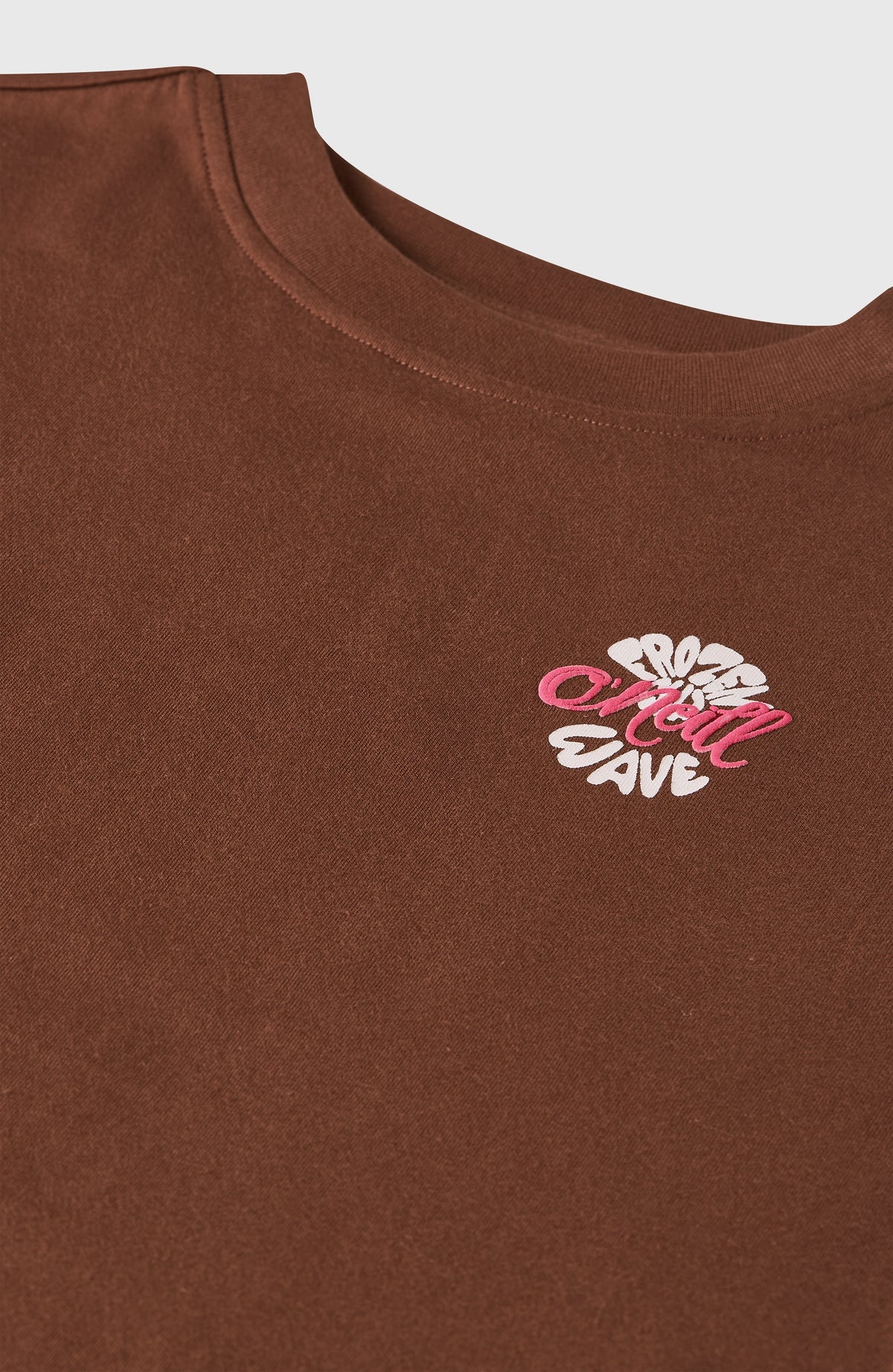 Nahaufnahme des braunen Graphic T-Shirts, flach liegend mit Fokus auf Kragen und Logo-Print