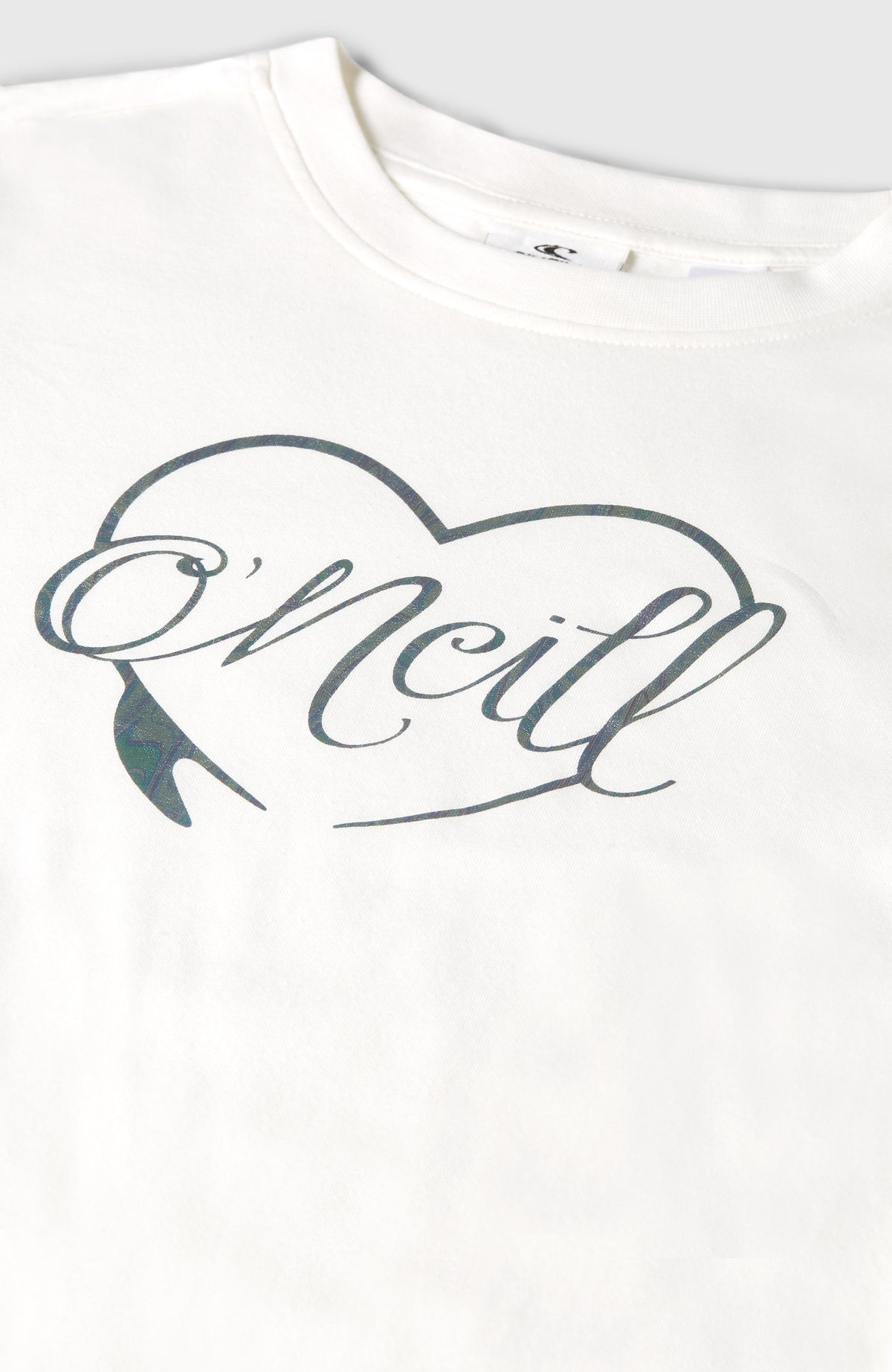 Nahaufnahme von Kragen und herzförmigem Logo-Print des weißen Essentials T-Shirt für Mädchen
