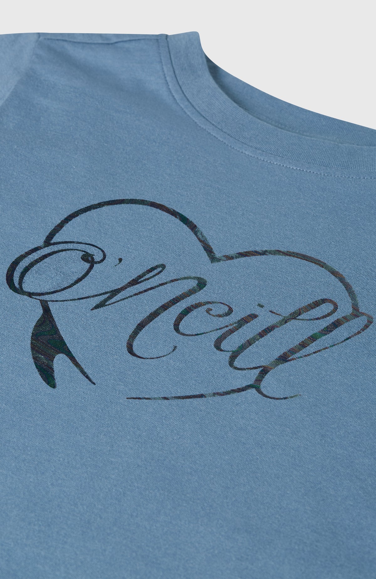 Essentials T-Shirt für Mädchen, blau, Nahaufnahme des Logo-Prints auf der Vorderseite