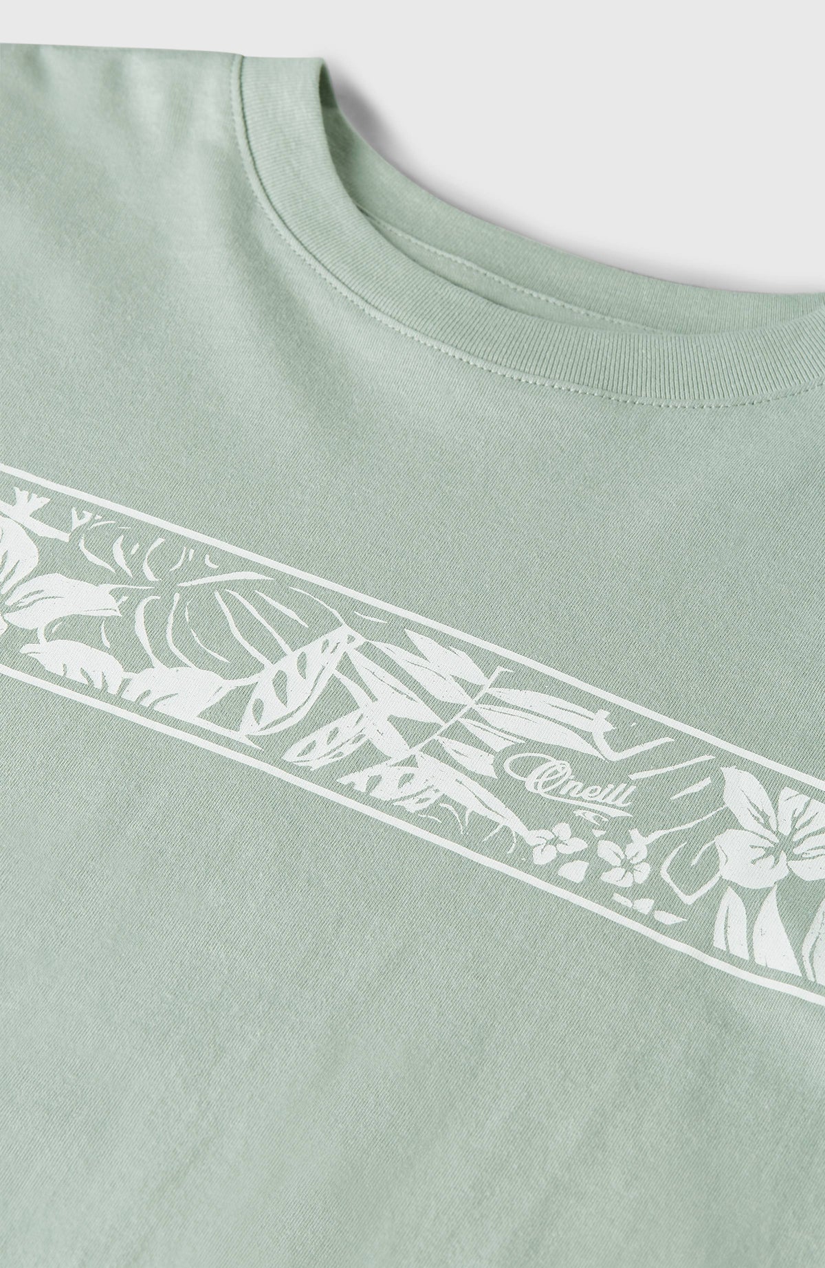 Nahaufnahme von Rundhalsausschnitt und Blumenmuster in Weiß des grünen Graphic T-Shirt