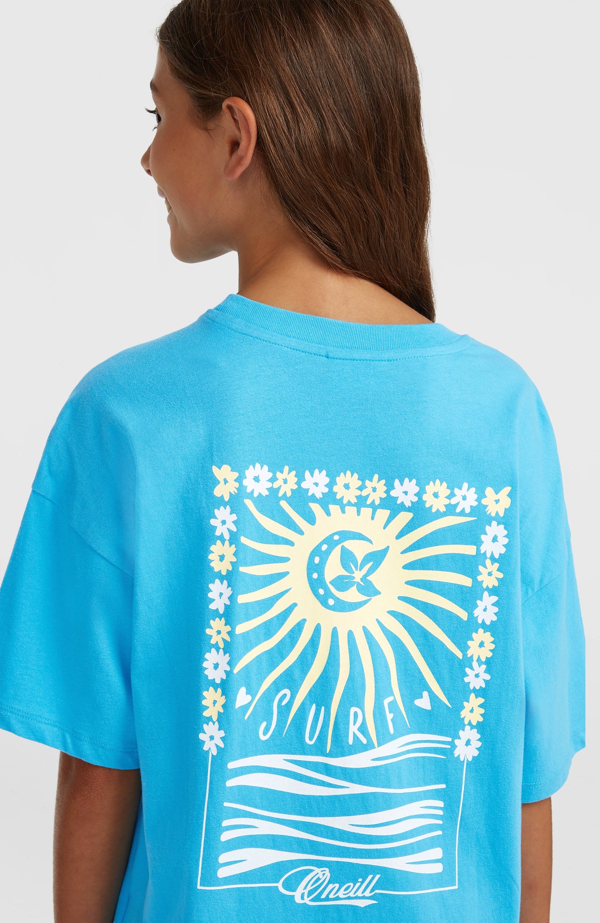 Back Print T-Shirt für Mädchen, blau mit Grafik-Print in Weiß und Gelb, Nahaufnahme der Rückseite am Model
