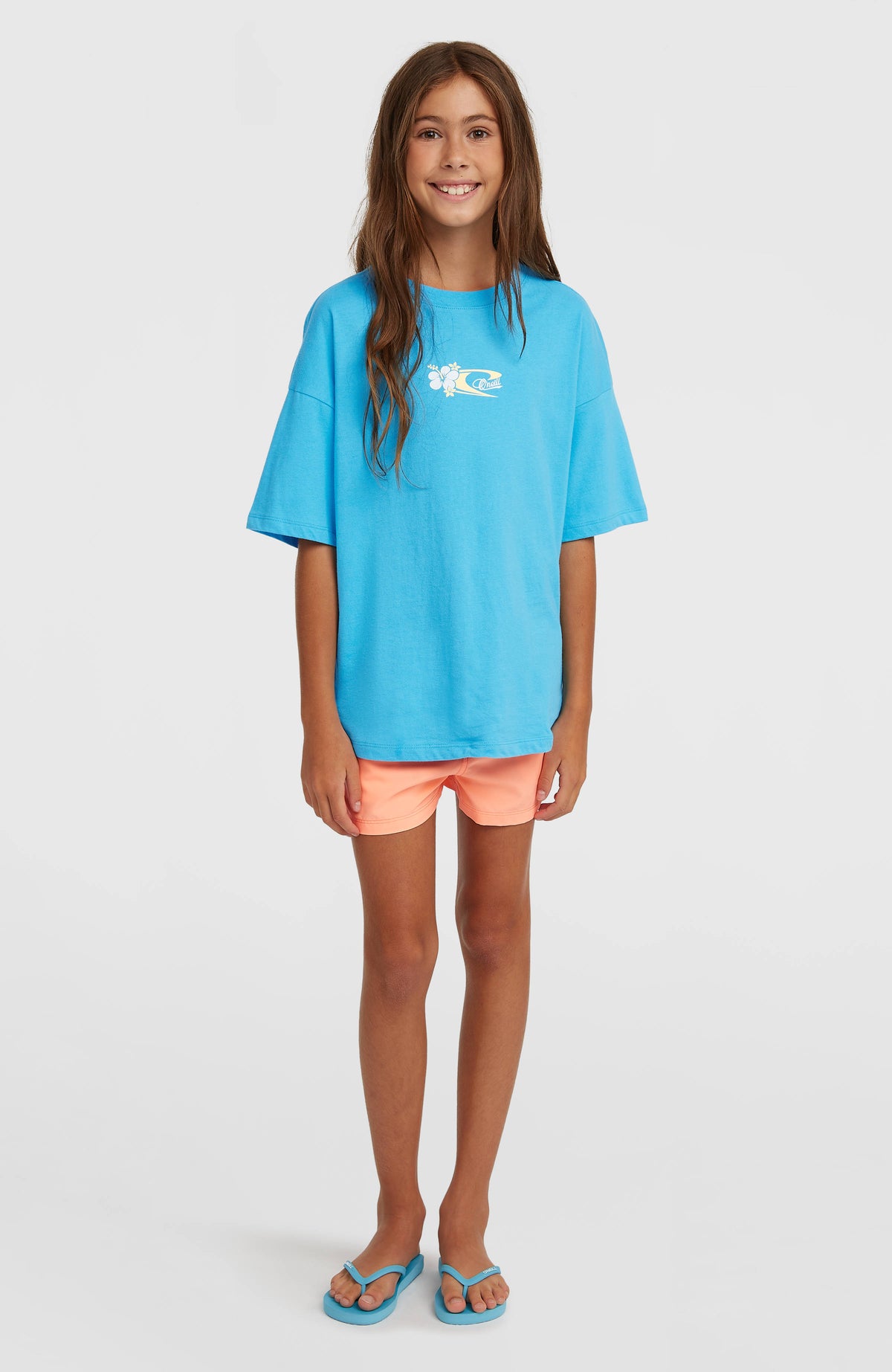 Back Print T-Shirt für Mädchen, blau mit Grafik-Print in Weiß und Gelb, Ganzkörperansicht am Model von vorne
