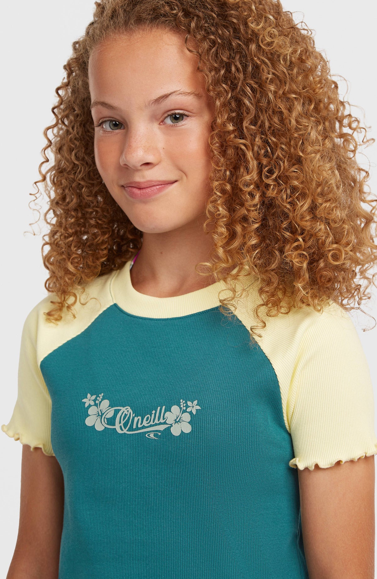Colour-Block Rib T-Shirt für Mädchen, grün, Nahaufnahme am Model mit Logo-Print und Rundhalsausschnitt