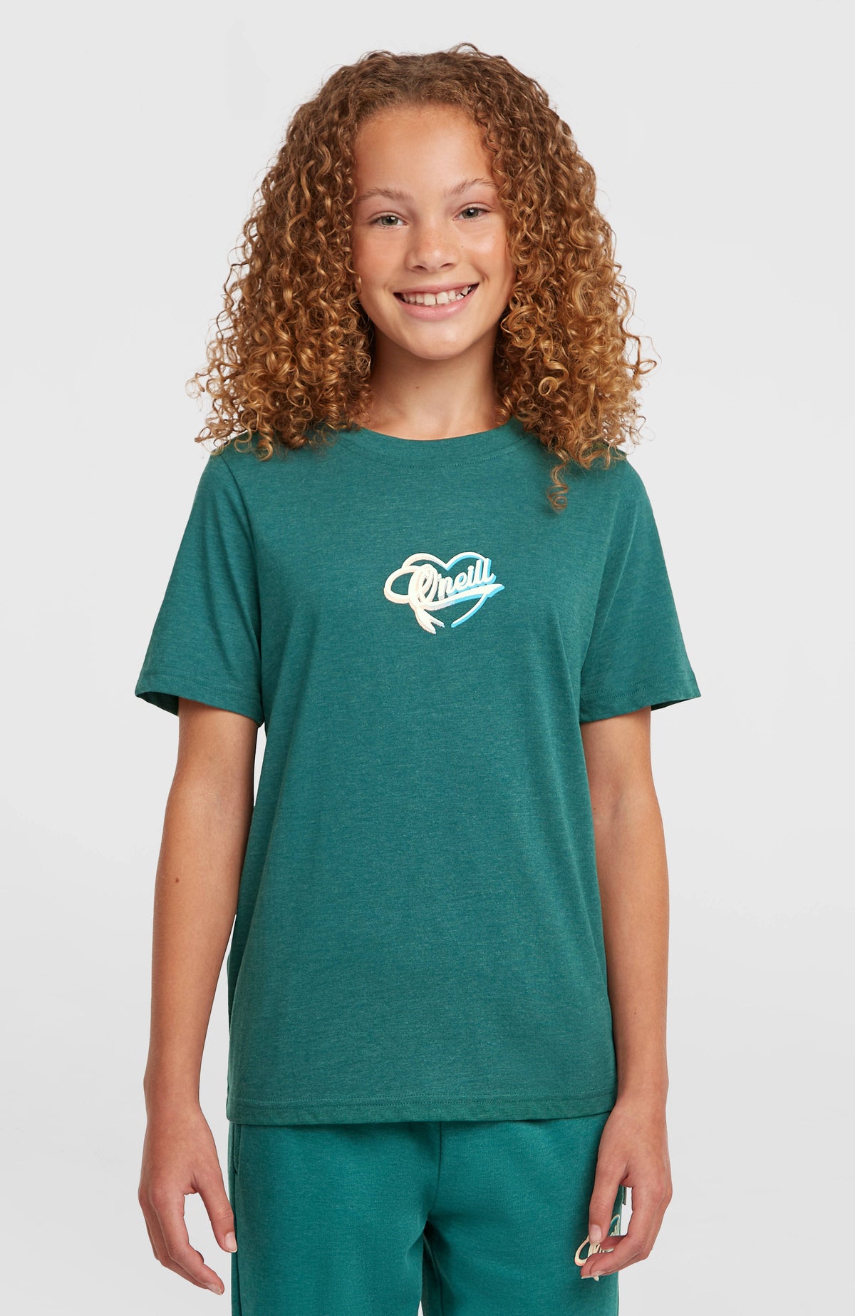 O'Neill Script T-Shirt für Mädchen, grün mit Logo-Print in Weiß und Blau, getragen am Model, Vorderansicht