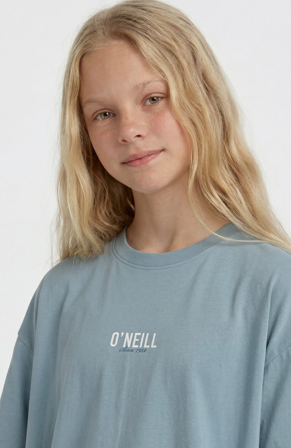 Blaues Back-Print T-Shirt für Mädchen, Nahaufnahme des Rundhalsausschnitts am Model