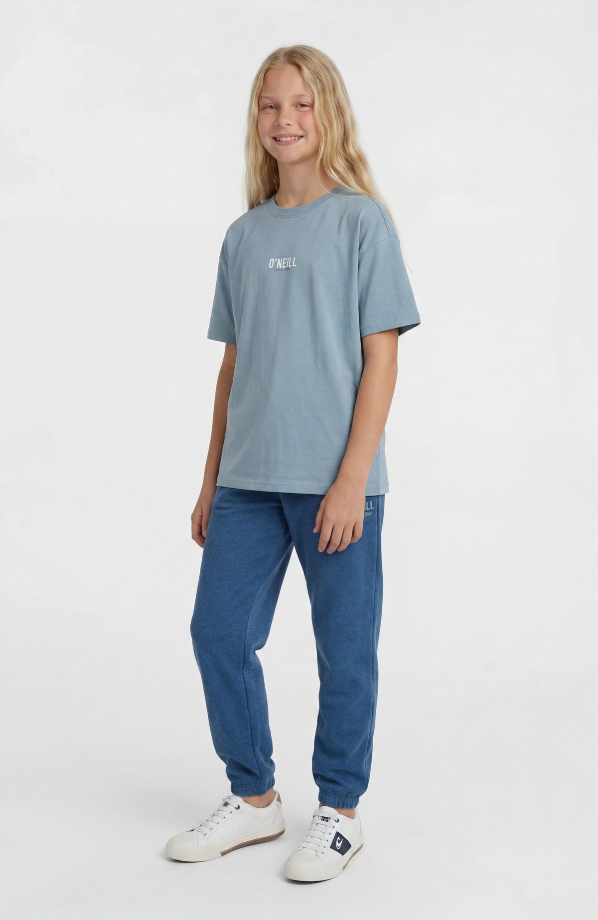 Back-Print T-Shirt für Mädchen, blau, Ganzkörperansicht am Model von vorne