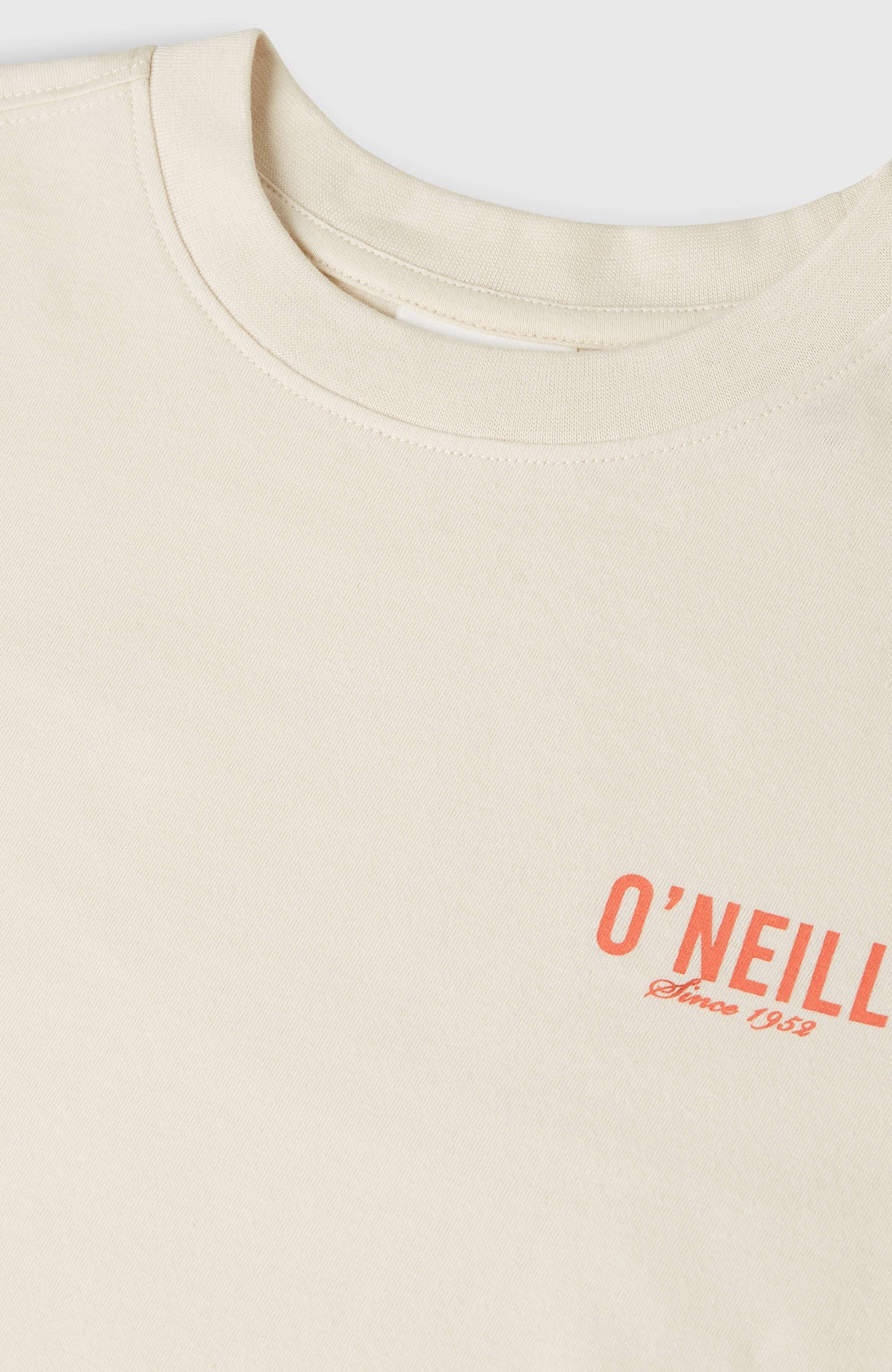 Essentials T-Shirt für Mädchen, weiß, Nahaufnahme von Rundhalsausschnitt und Logo-Print