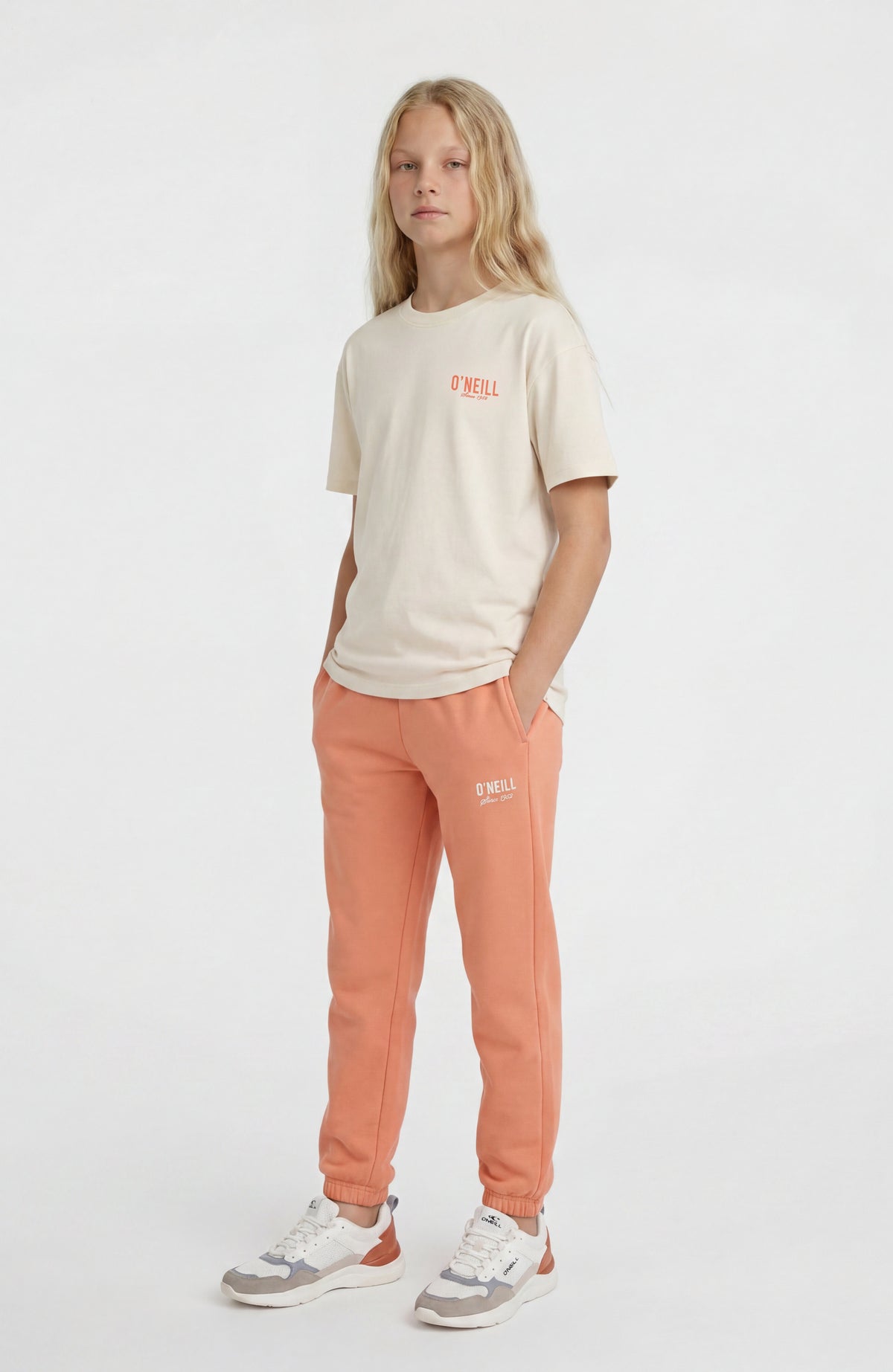 Essentials T-Shirt für Mädchen, weiß, Ganzkörperansicht von schräg vorne getragen am Model