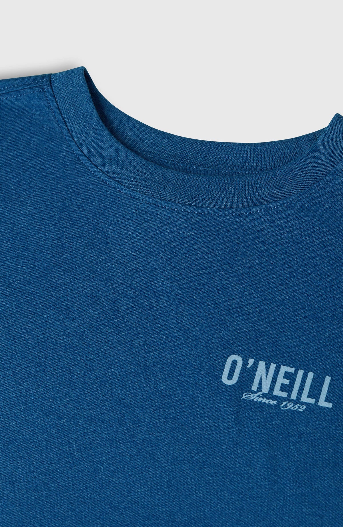 Nahaufnahme des Rundhalsausschnitts und Logo-Prints des blauen Essentials T-Shirts